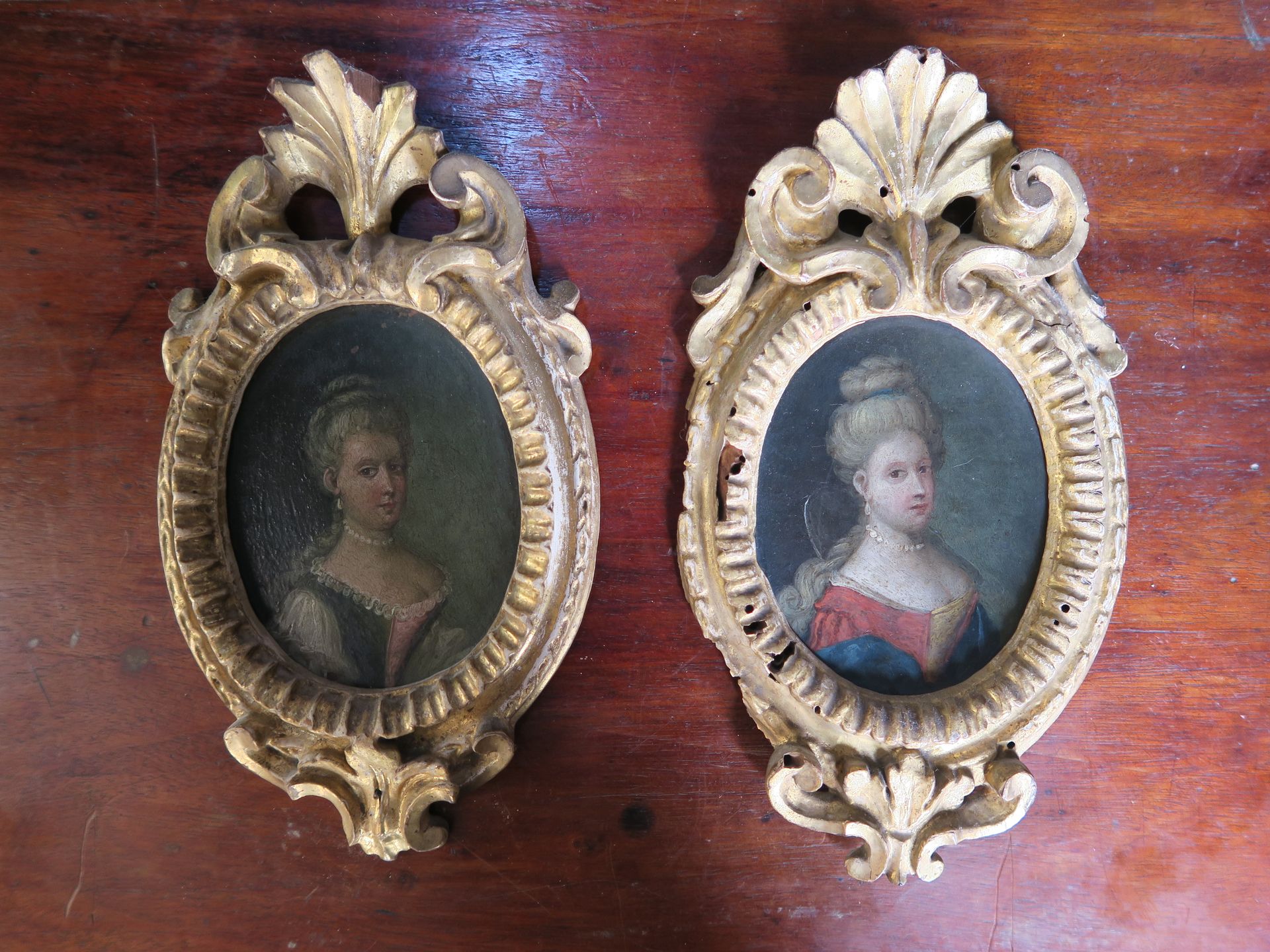 Null 18世纪的风格
两幅梳着发髻的妇女画像
铜上油彩，镀金木框
H.10,5厘米
