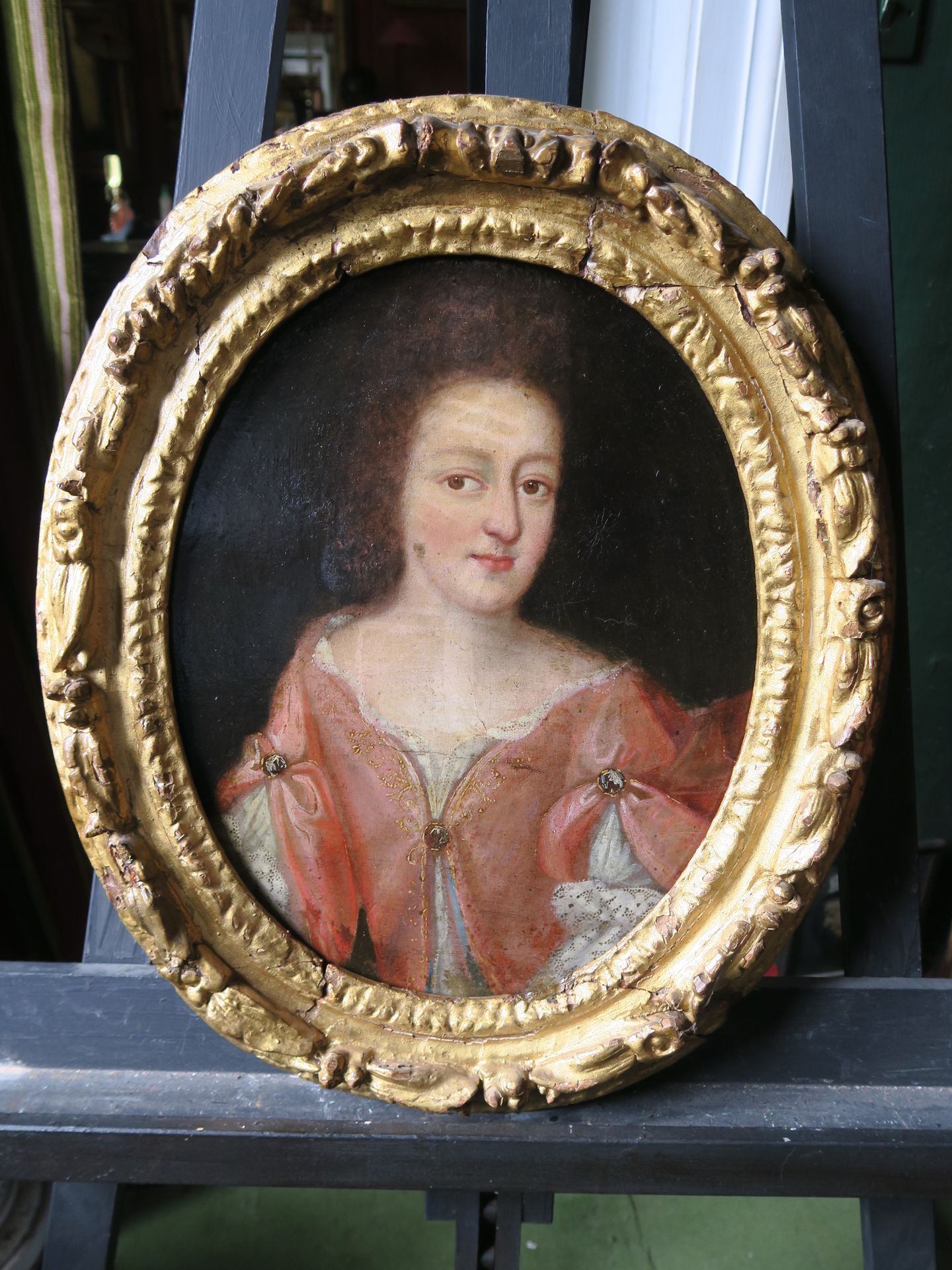 Null 18世纪的学校
一位优质女士的肖像
椭圆形画布上的油画，装在镀金的木框中
37,8 x 29,5厘米 展出中
(意外事件)