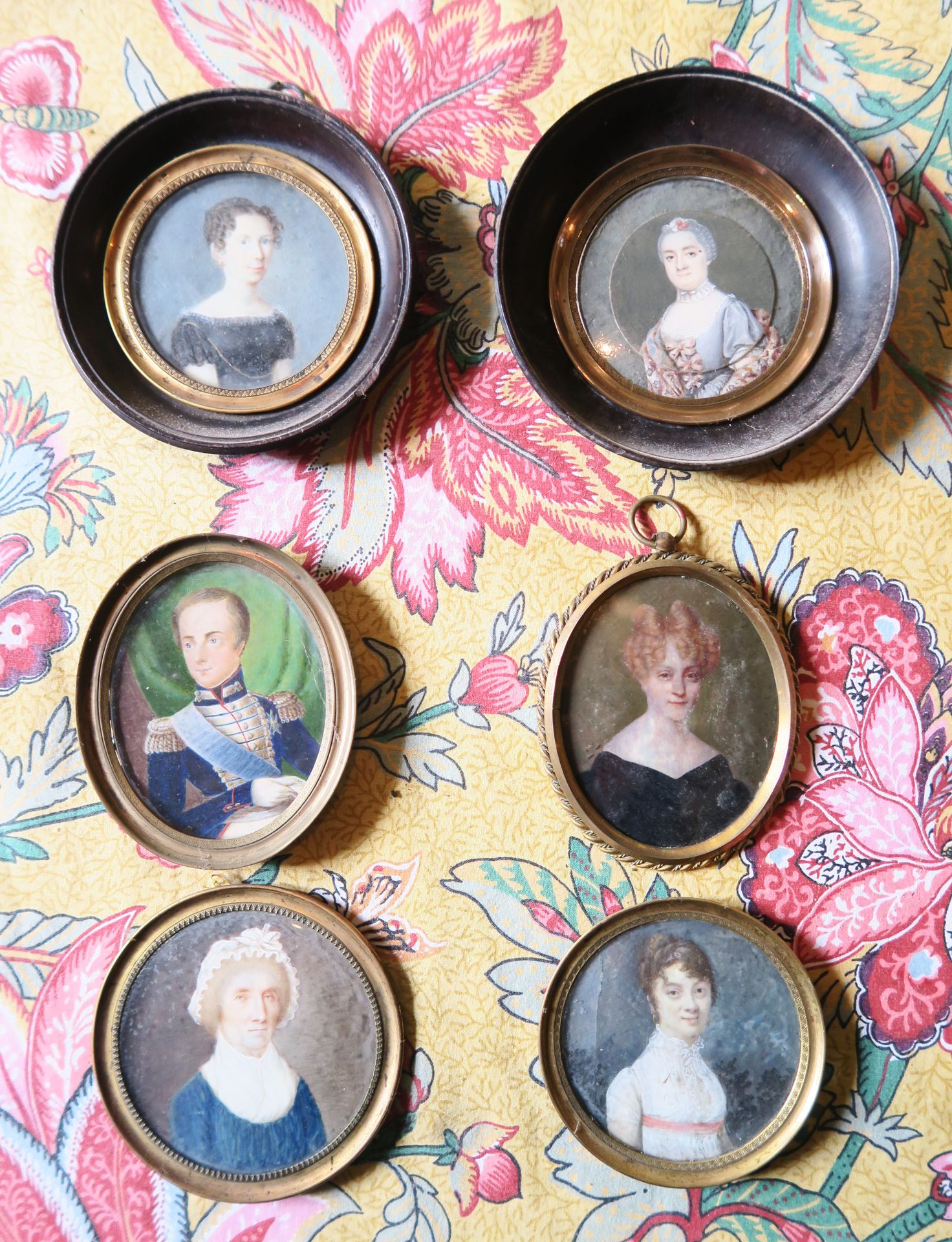 Null Set of six round or oval miniatures, five female portraits and one male por&hellip;