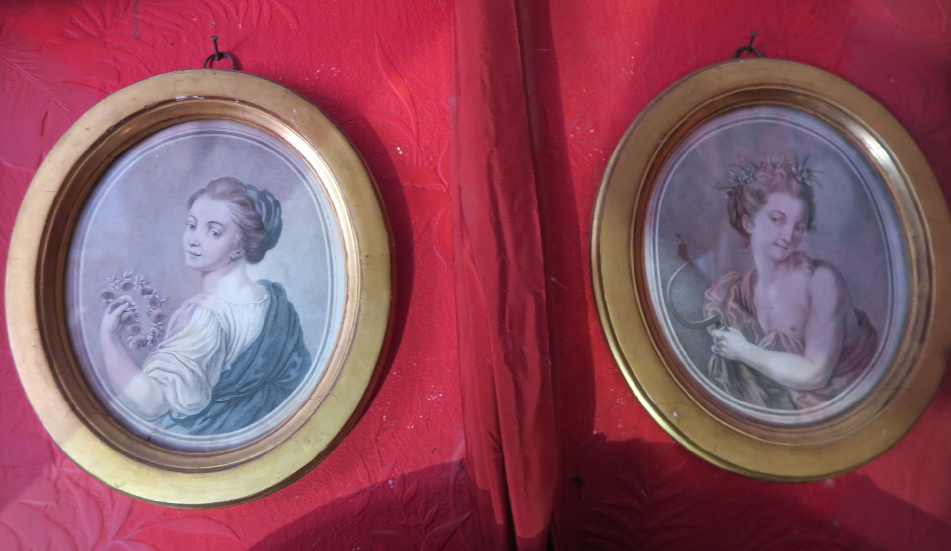 Null Ecole du XIXe siècle 
Muses 
Deux gravures ovales réhaussées en couleur, en&hellip;