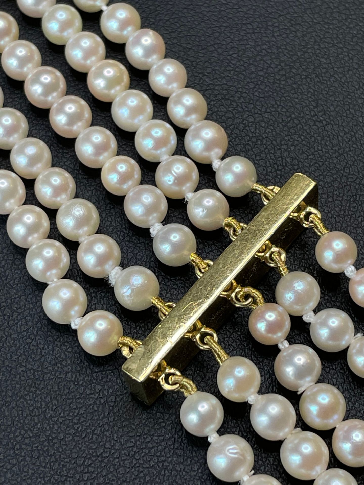 Null 18K（750°/00）黄金袖口手链，五排养殖珍珠，以镶钻条为点缀。带扳扣的扣子。 
长19厘米。宽3厘米。PB。39.60 g

专家 : Anne&hellip;