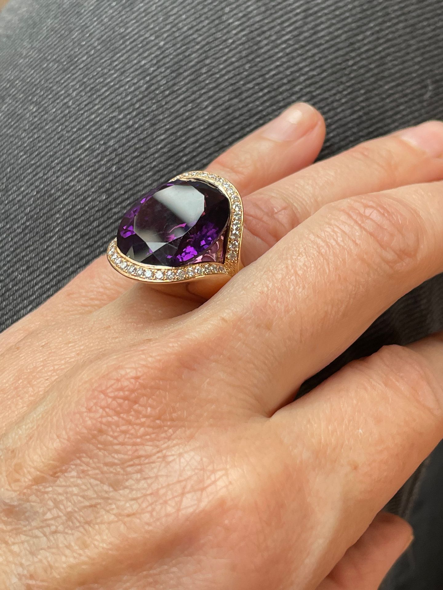 Null LEA CASTIEL
18K（750°/00）玫瑰金戒指，以大型椭圆形枕形切割紫水晶为中心，镶嵌两排圆形明亮式切割钻石。戒指内有签名。 
手指尺寸为&hellip;