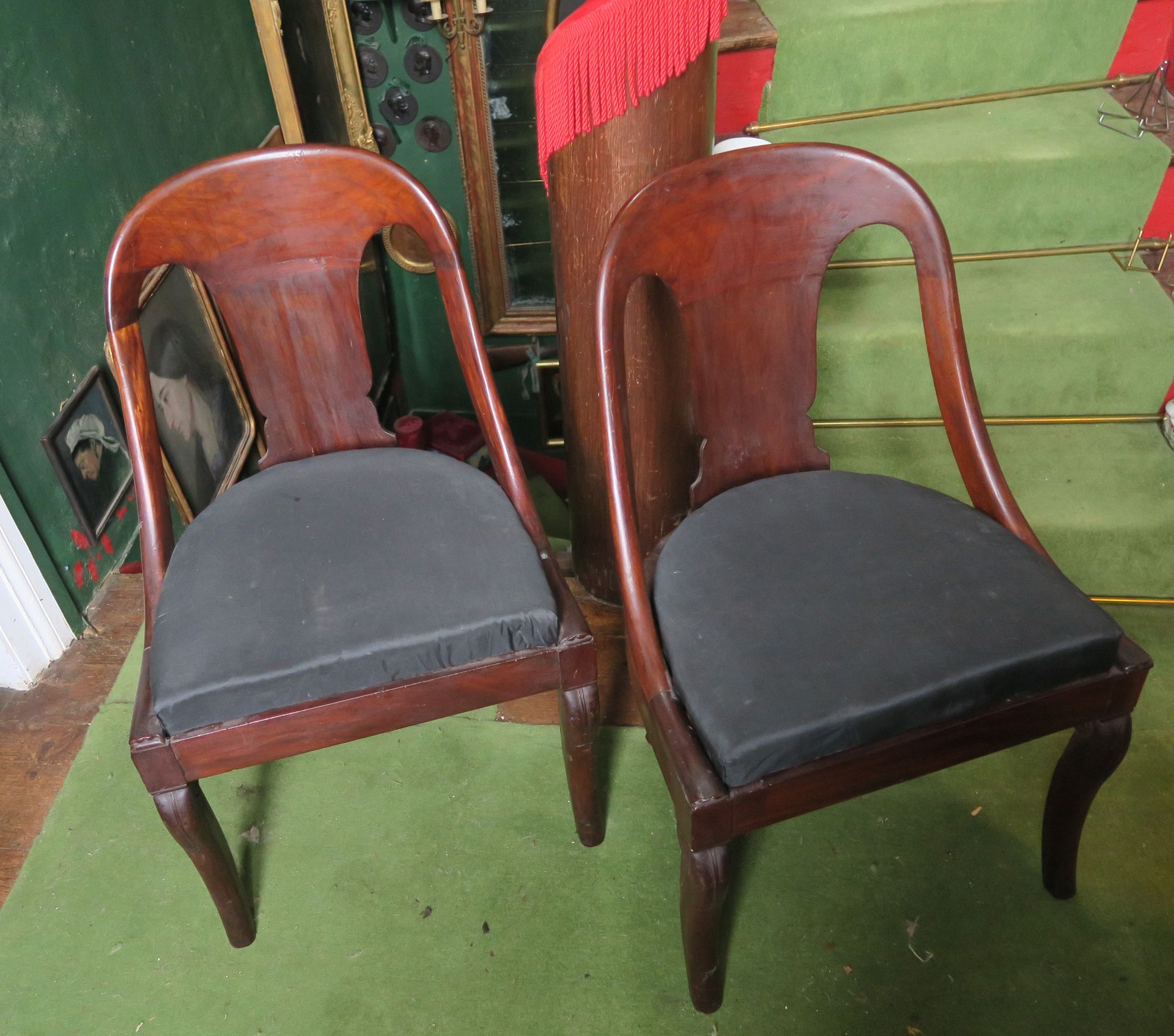 Null 一对黑色染色的木质贡多拉椅，修复风格，座椅用黑色丝绸装饰 
H.80厘米