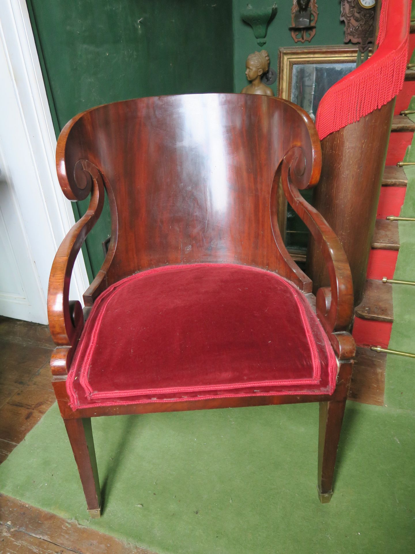 Null 桃花心木饰面的贡多拉扶手椅，19世纪，卷曲的扶手，红色天鹅绒软垫 
H.87 x W. 60 x D. 60厘米左右。 
(木皮上有裂缝)