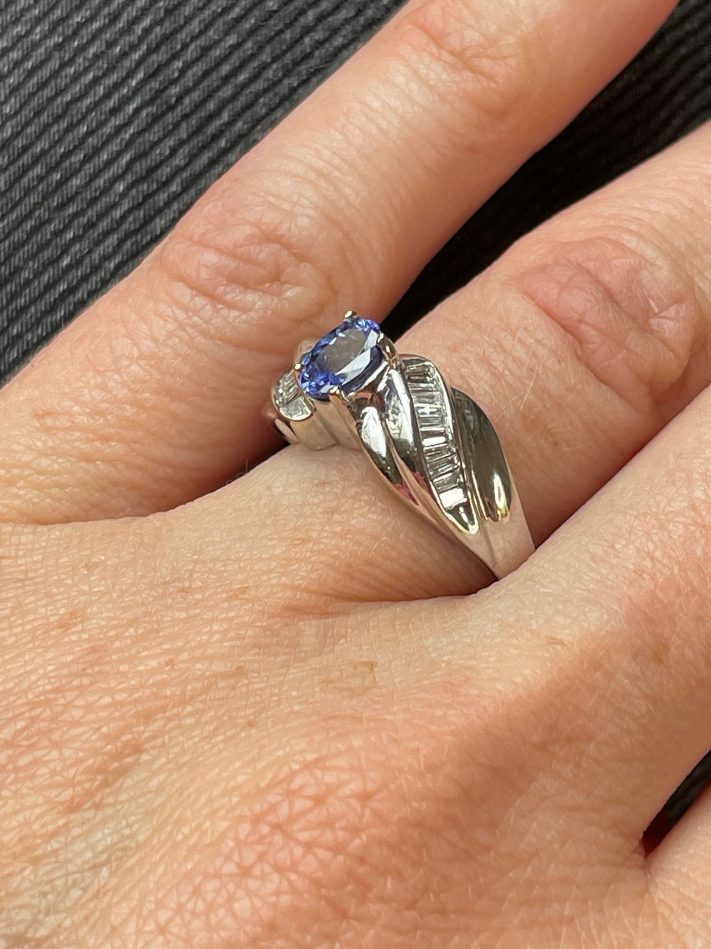 Null A 14K (585°/00) white gold ring centered on an oval-cut tanzanite and set w&hellip;