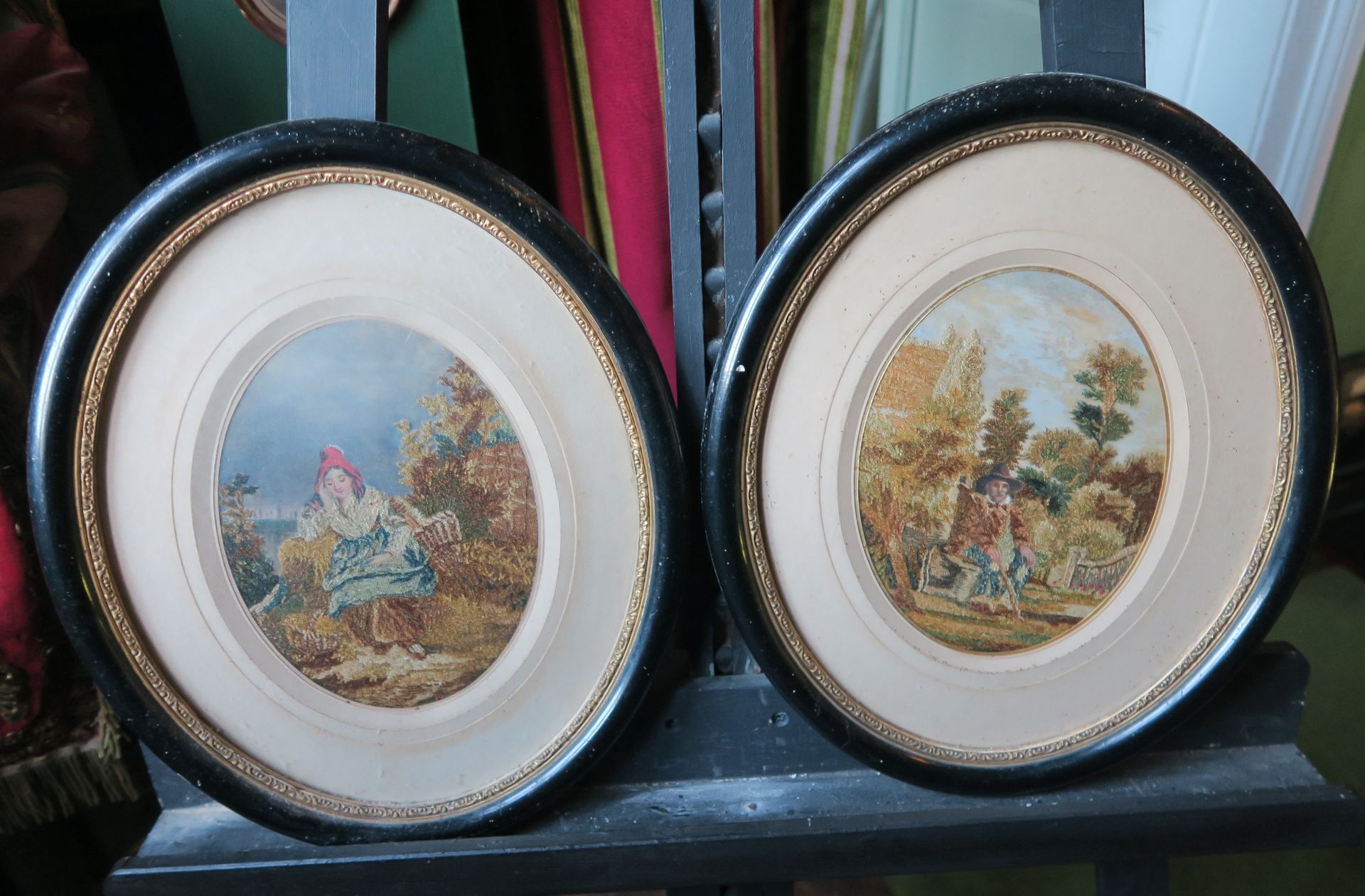Null Paire de compositions ovales, XIXe siècle, gravure rehaussée et broderies, &hellip;