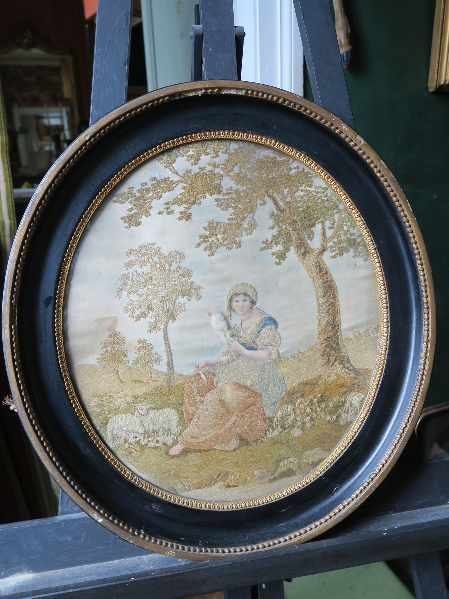 Null Composizione, XIX secolo, in seta dipinta e ricamo, la filatrice
34,5 x 38,&hellip;
