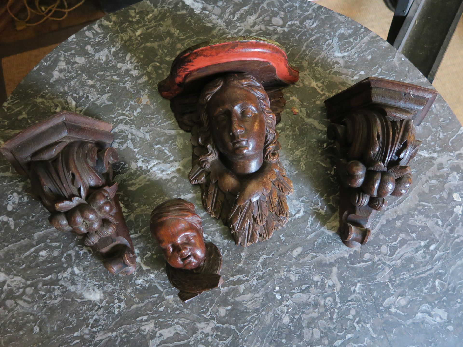Null Quatre éléments d’appliques en bois sculpté et patiné : une tête d’ange, un&hellip;