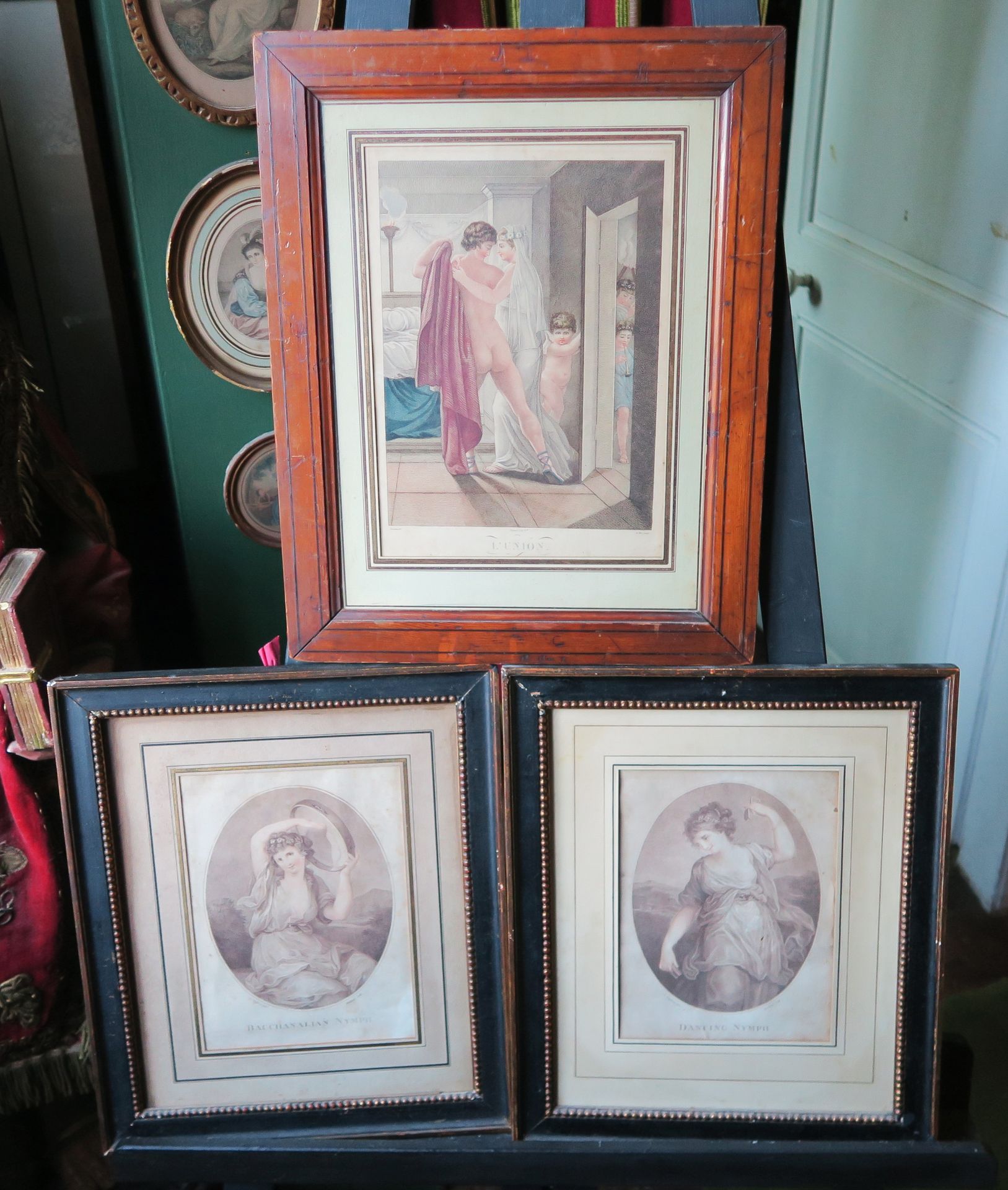 Null 一套三幅彩色版画，19世纪，两个仙女和联盟 
最大的一幅26.5 x 19.3厘米 
(框架内有缺口)