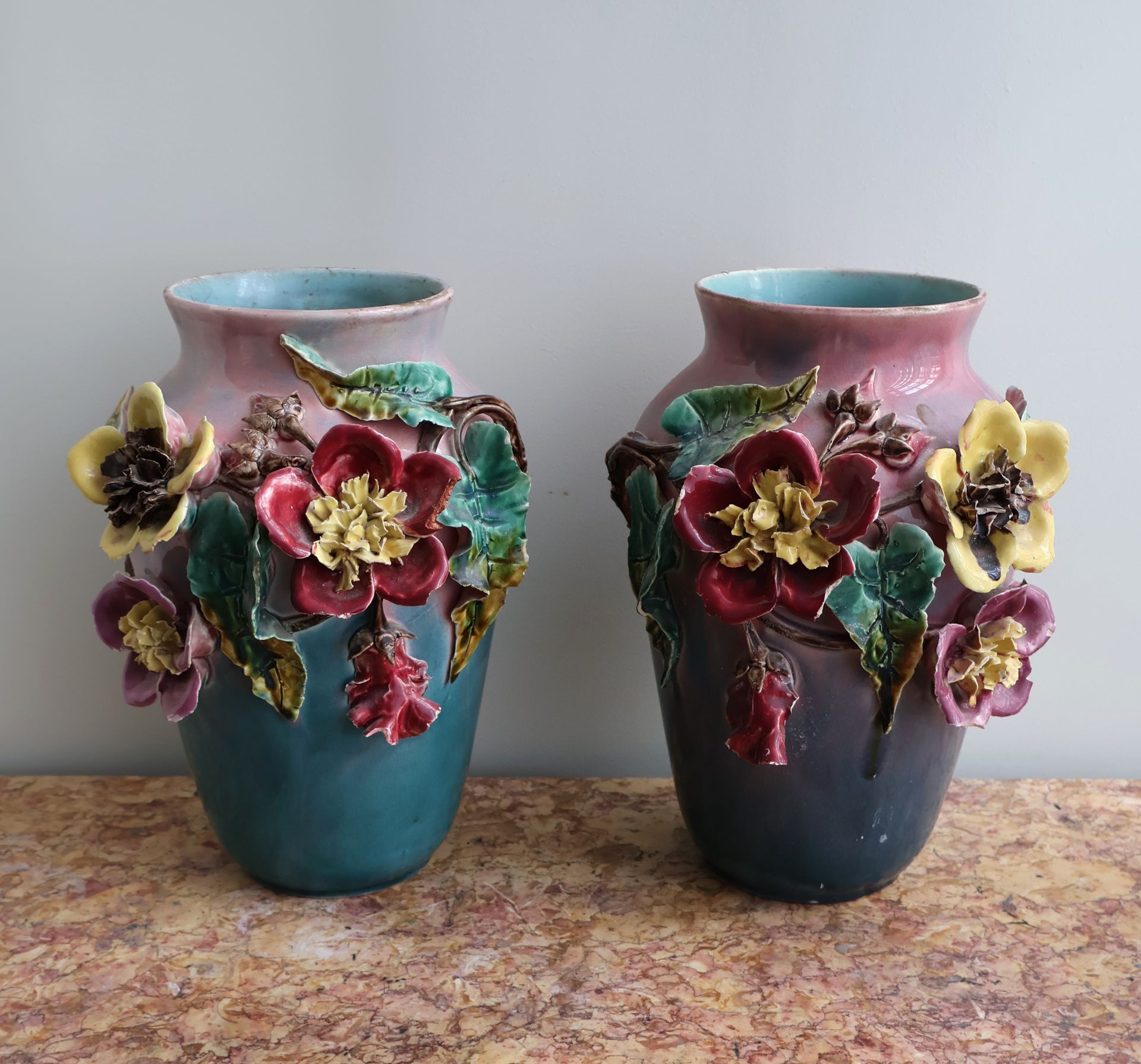 Null Paire de vases en barbot mine à décor en relief de fleurs
H. 30,5 cm
(Eclat&hellip;