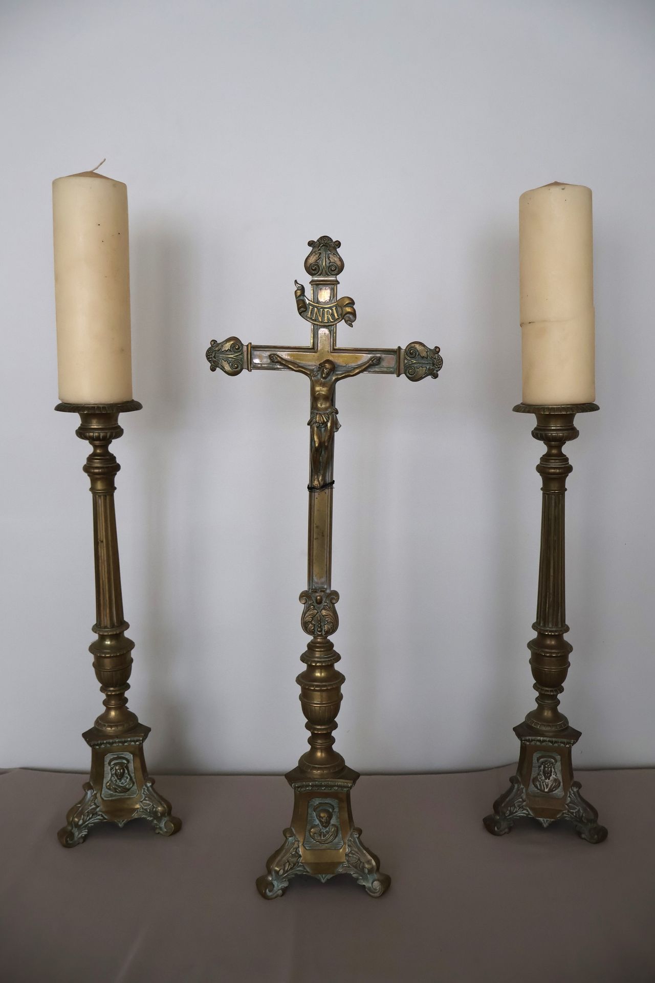 Null Garniture de style baroque en métal doré, constituée d'une paire de pique-c&hellip;