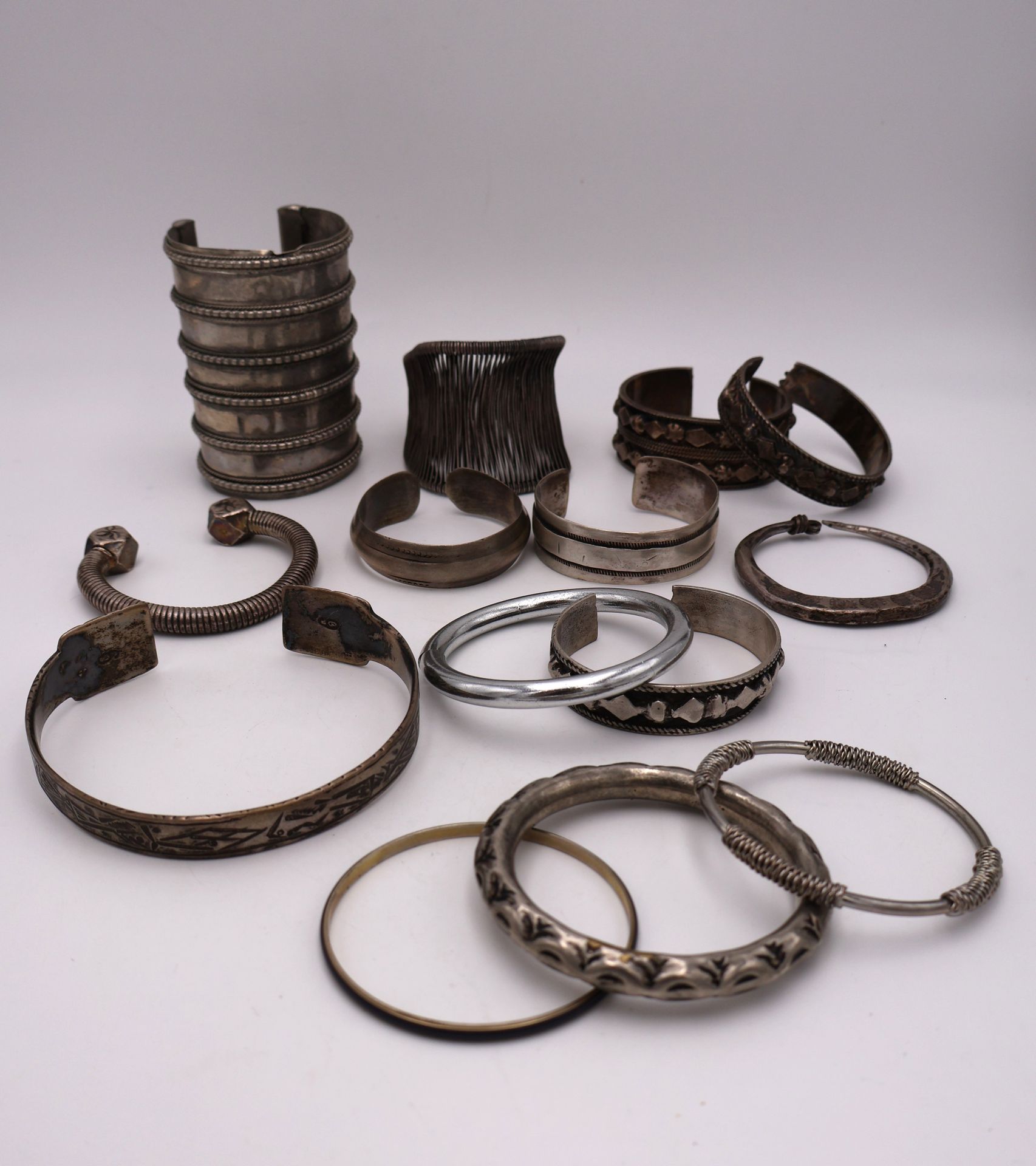 Null Ensemble de bijoux ethniques comprenant divers bracelets et un collier tour&hellip;