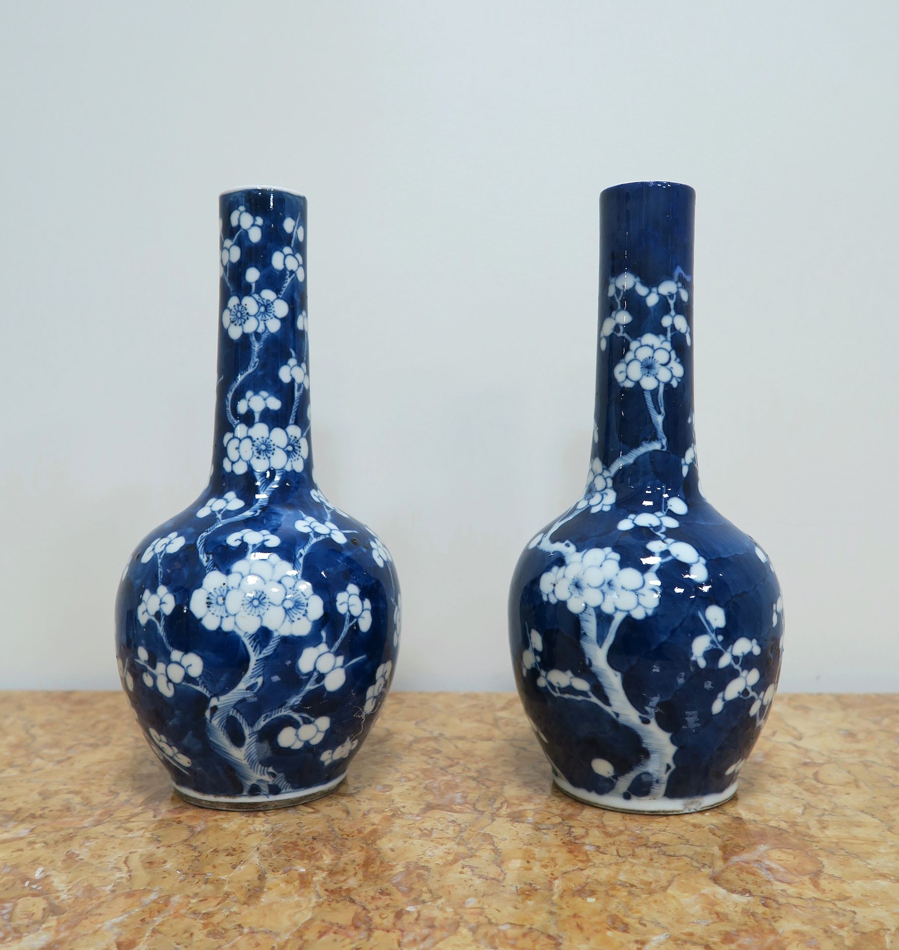 Null Deux vases en porcelaine bleu blanc, Chine, première moitié du XXe siècle
L&hellip;