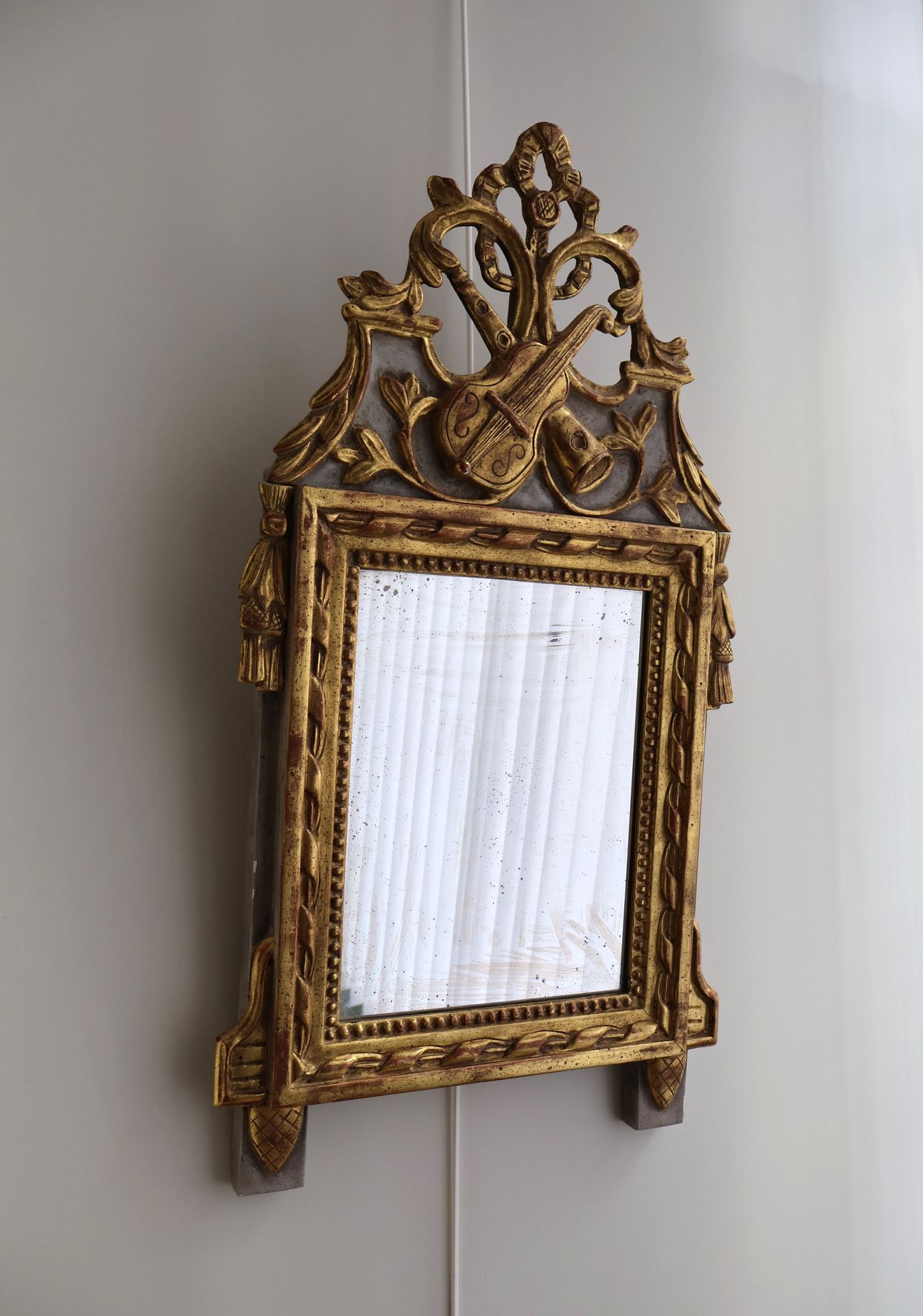 Null Miroir de style Louis XVI, en bois sculpté laqué vert et doré, le fronton à&hellip;