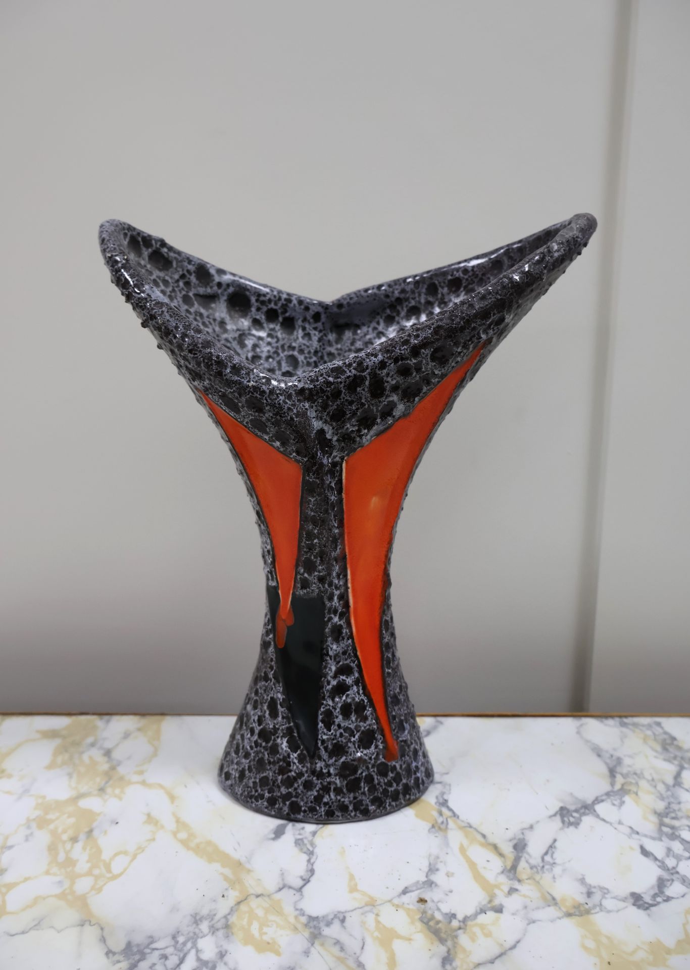Null Le Vaucour, Vallauris
Vase à col évasé en céramique flammée gris noir et or&hellip;