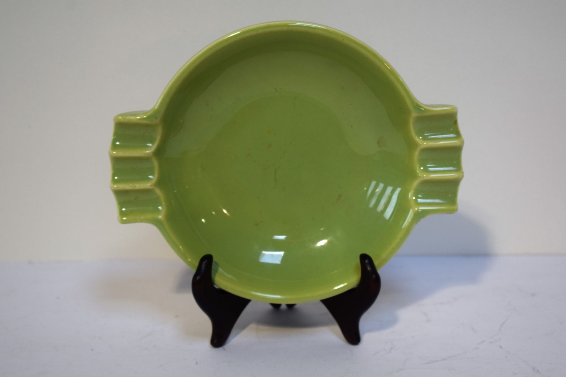 Null VILLEROY BOCH, Cendrier de couleur verte, années 20 - Diamètre : 20,5 cm, F&hellip;