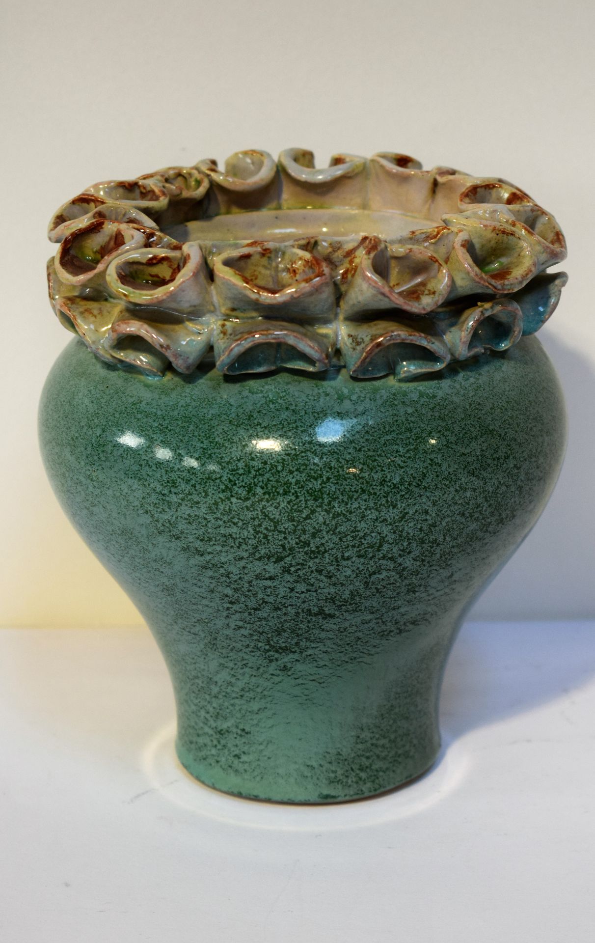 Null Léon NOSBUCH (1897-1979), Potier, Vase en faïence vert d'eau tacheté. Bordu&hellip;
