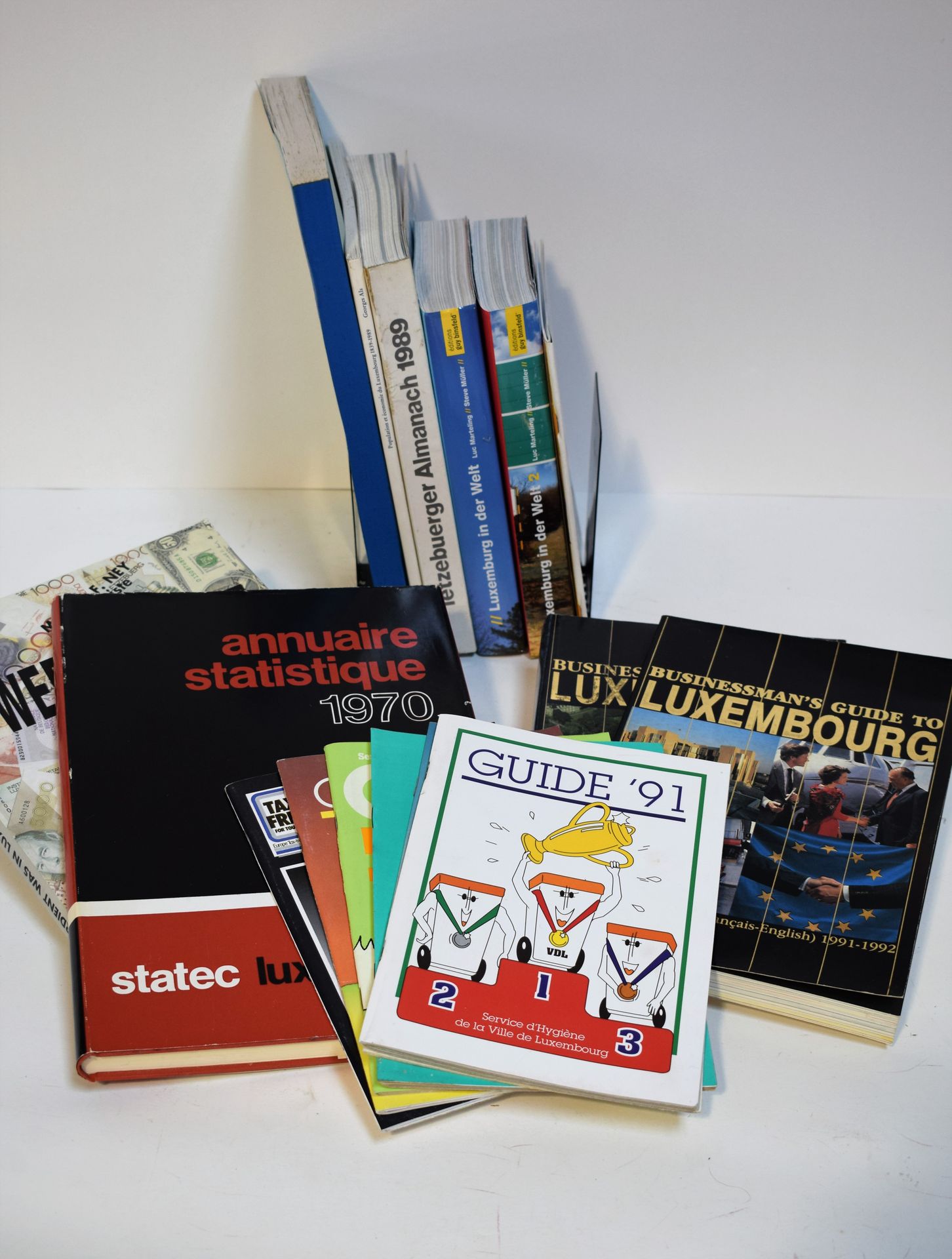 Null (Daily life) Set of 17 books on the Luxembourg economy.