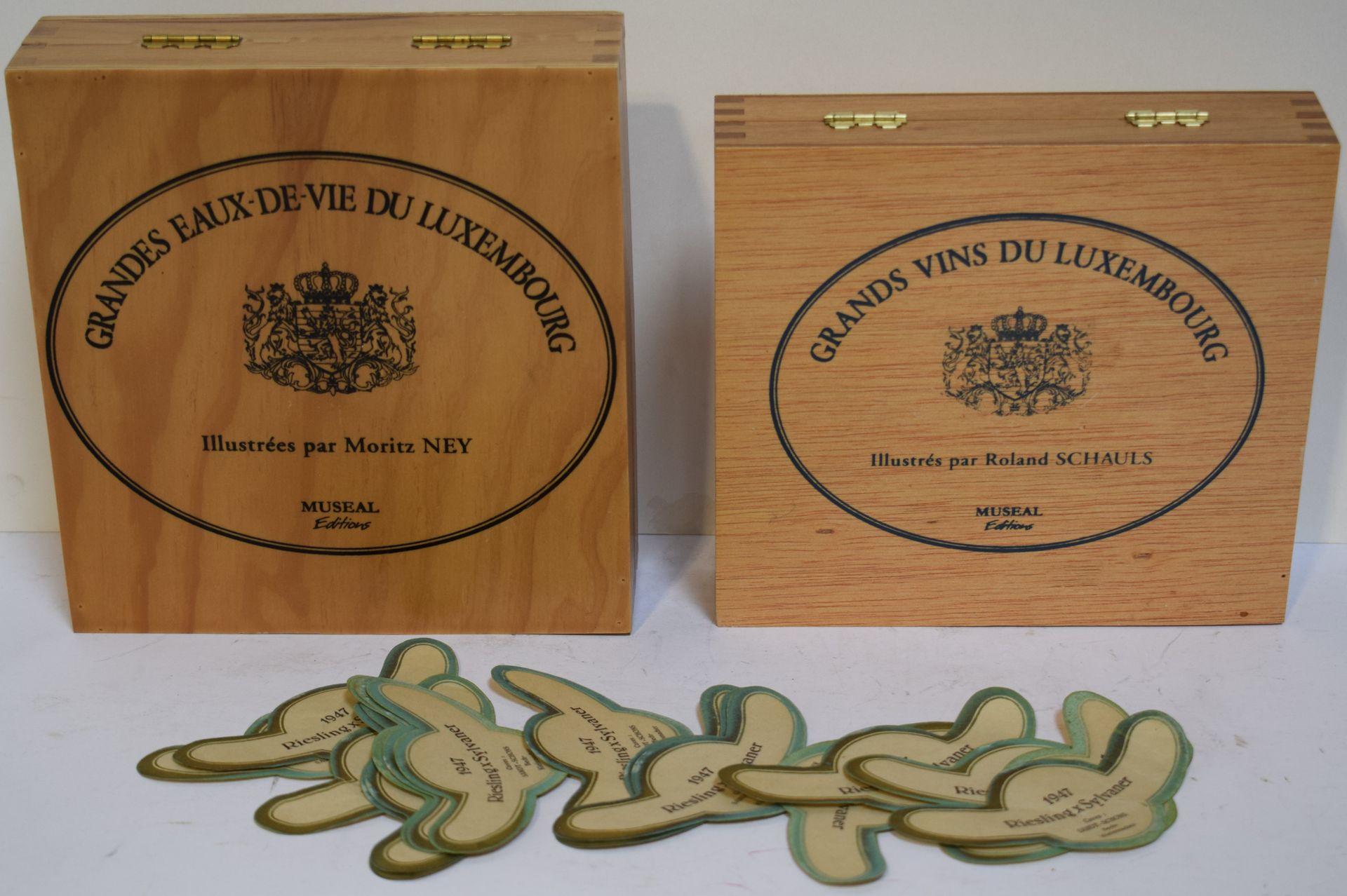 Null 2盒摩泽尔葡萄酒：1.5个迷你瓶（5cl）摩泽尔葡萄酒，Roland SCHAULS的插图标签，2006年，2.Grandes Eaux-de-Vie&hellip;