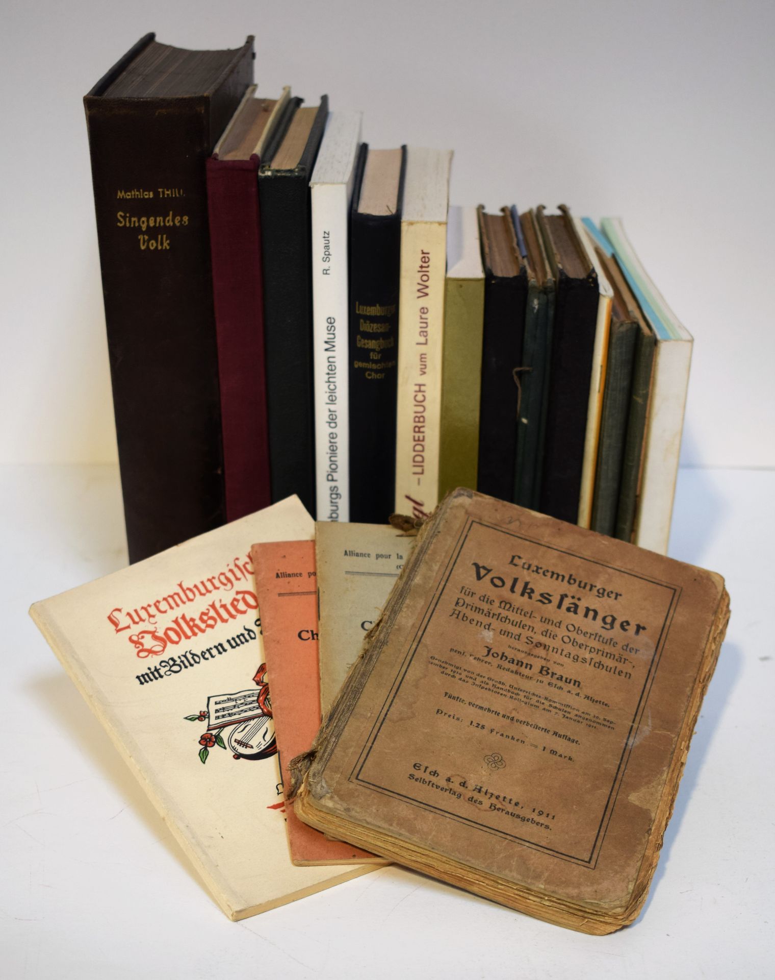 Null (Song) Set of 19 books from 1911 to the 50s on Luxembourg music.
