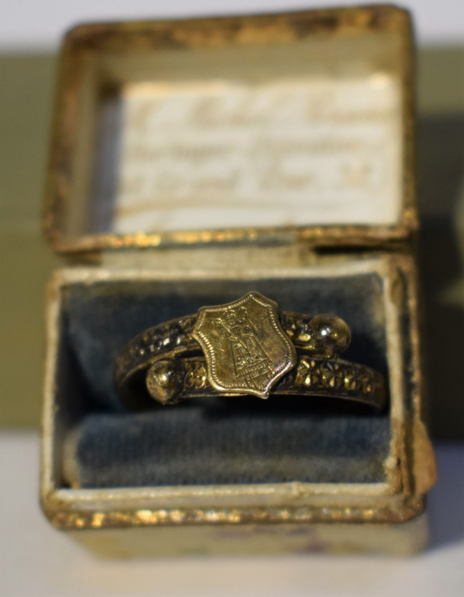 Null 镀铜金属戒指，刻有图案，上面有一个刻有卢森堡圣母的盾牌，装在原来的盒子里，M. Michel-Braun, Horloger-Bijoutier, 3&hellip;