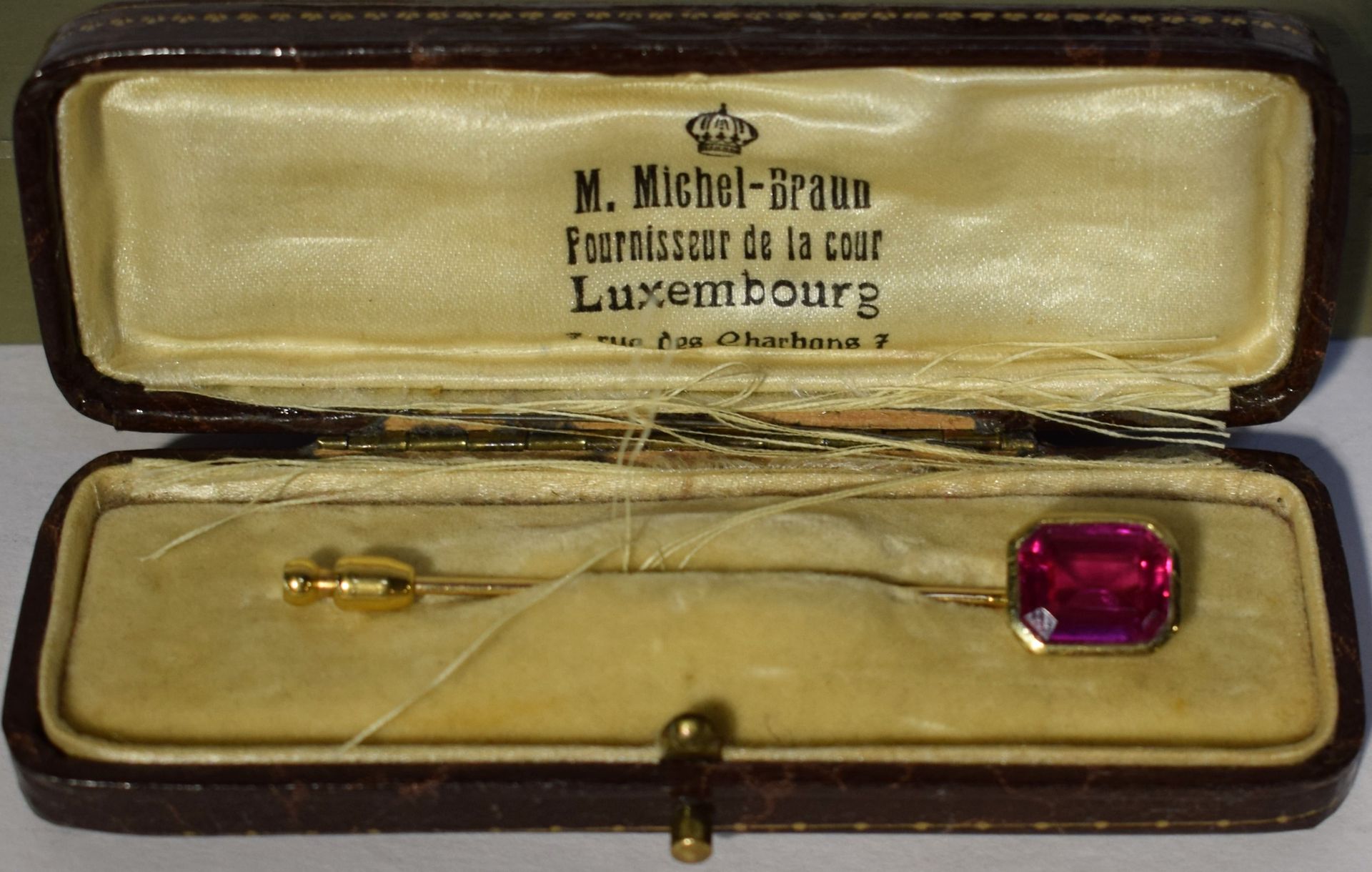 Null 带碧玺的18K金领带胸针，带原包装盒M。Michel-Braun, 钟表商-珠宝商, 7 Rue des Charbons - 毛重 : 4,31g
