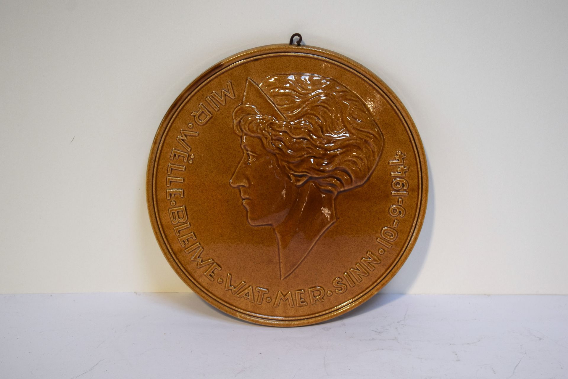 Null VILLEROY BOCH, Médaille en faïence représentant la Grande-Duchesse. Inscrip&hellip;