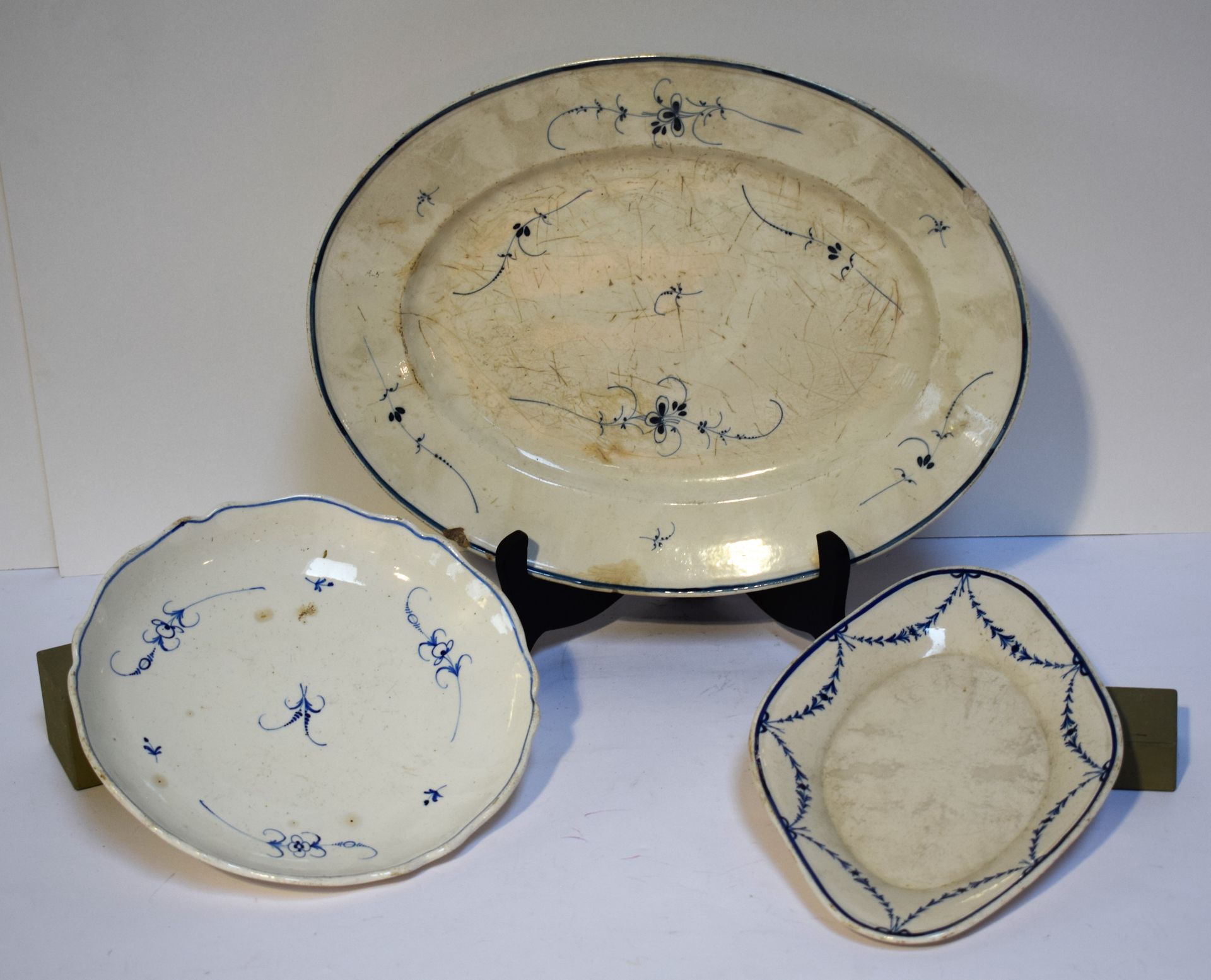 Null Ensemble d'assiettes et plats en BOCH Luxembourg (XVIII-XIXe) : 1. Plat ova&hellip;