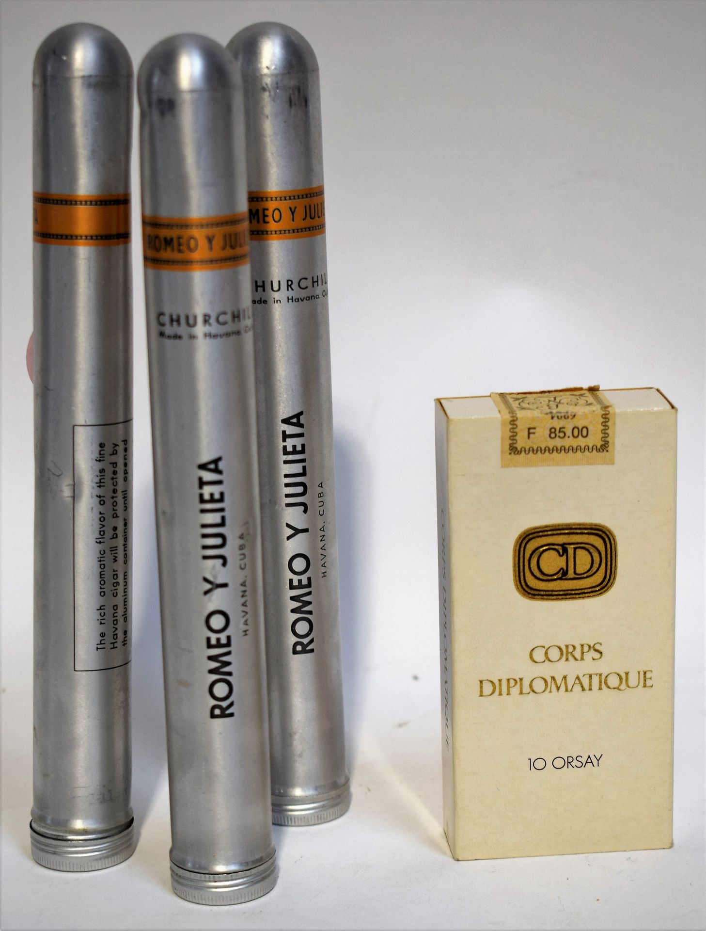 Null 罗密欧与朱丽叶》。3支丘吉尔雪茄，在他们的盒子里，拉哈巴纳古巴。联合一盒CORPS DIPLOMATIQUE，10支雪茄，Orsay型号。