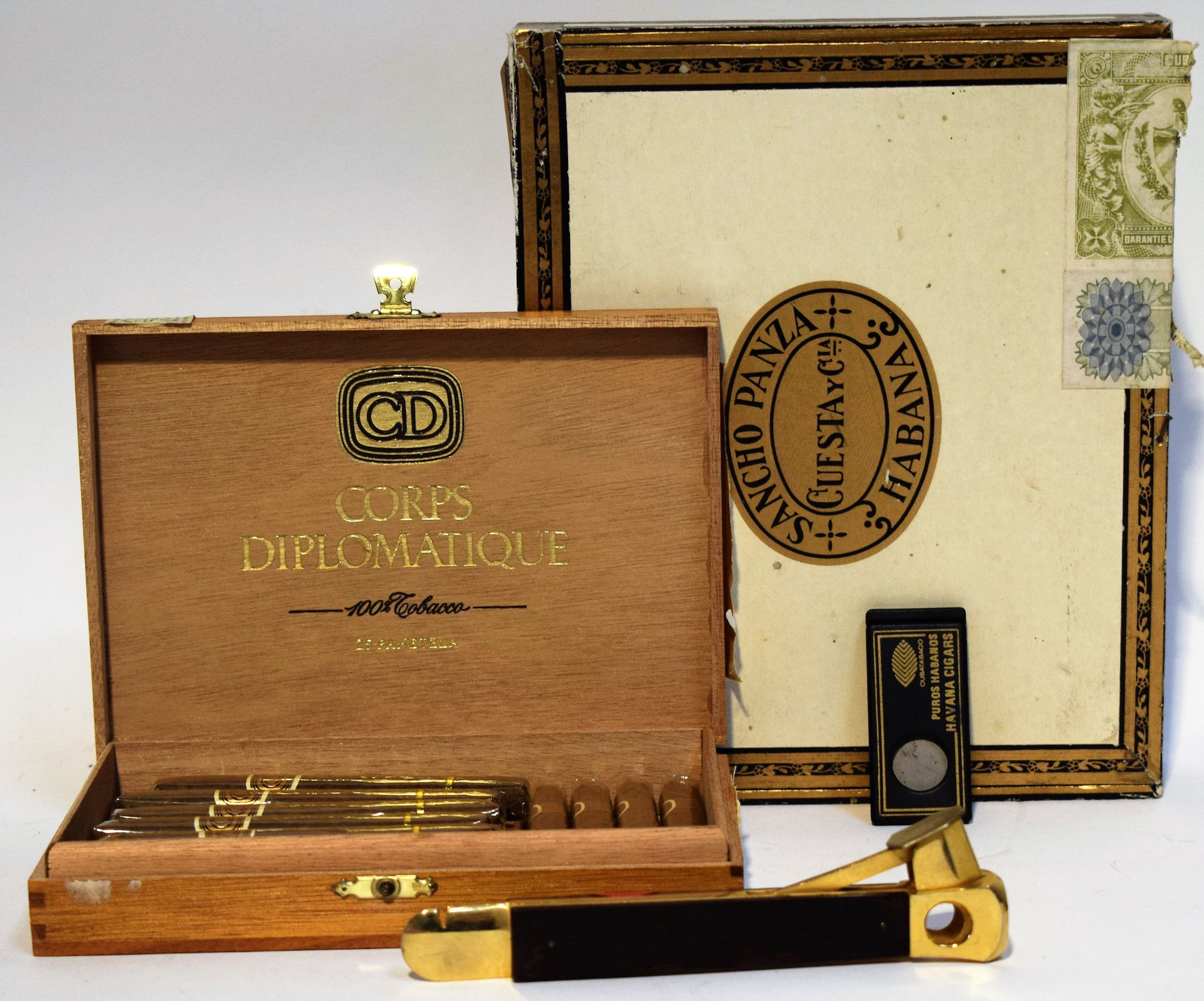 Null DIPLOMATISCHES KORPS. Schachtel mit 17 Panetela-Zigarren + SANCHO PANZA. Sc&hellip;