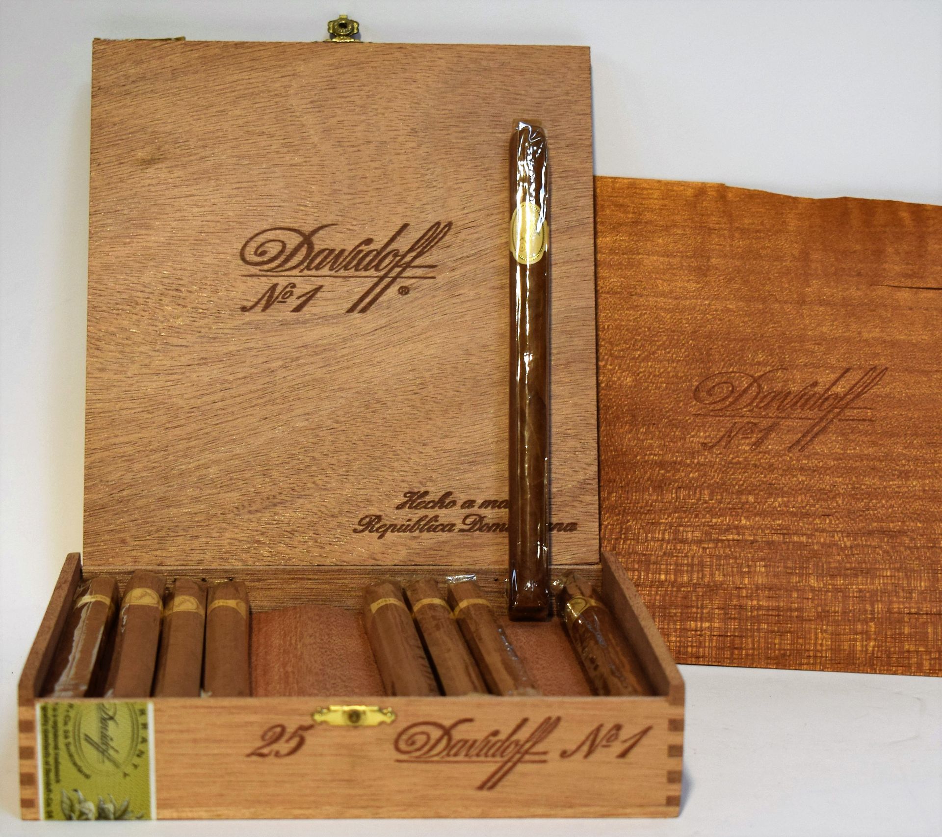 Null 
DAVIDOFF. Boîte de 25 cigares classiques N°1. Republica Dominicana.



DAV&hellip;