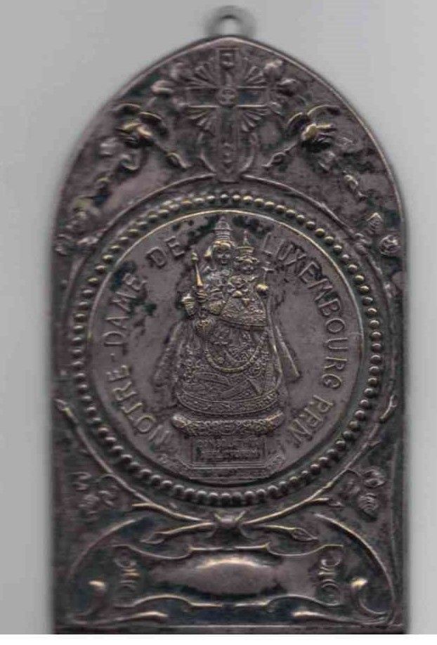Null Plaque en métal gravé sur support en bois "Notre Dame de Luxembourg P.P.N."&hellip;