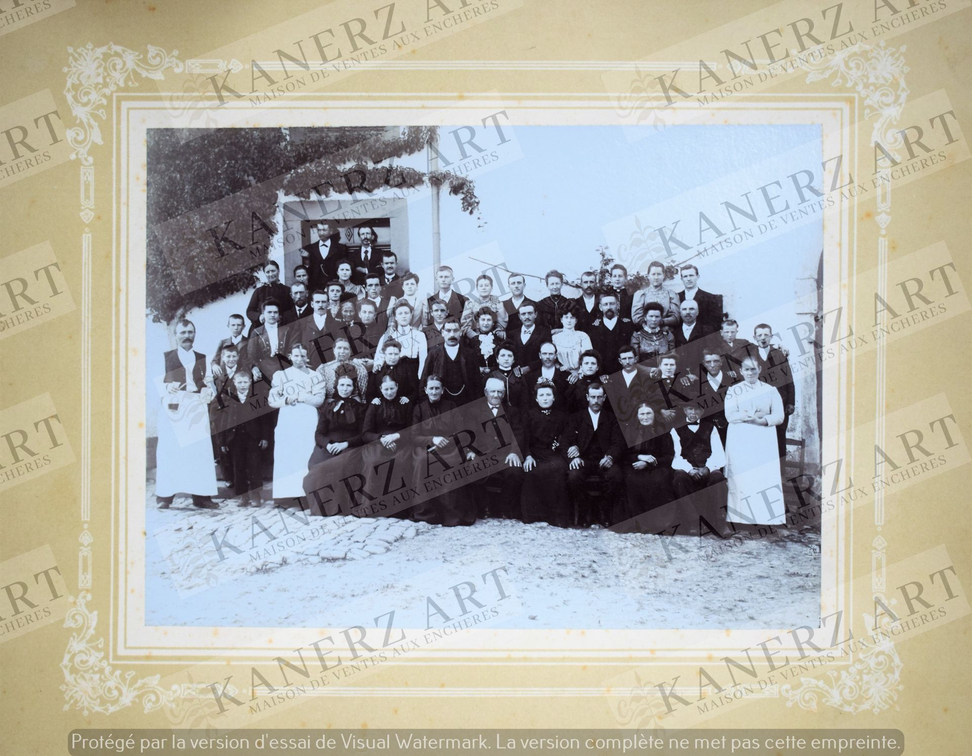 Null (摄影)一组3张粘在坚固纸板上的卢森堡婚礼的大型照片，没有定位，也没有签名，其中两张是MAROLDT兄弟使用的照片，大约1900年，18 x 24或1&hellip;