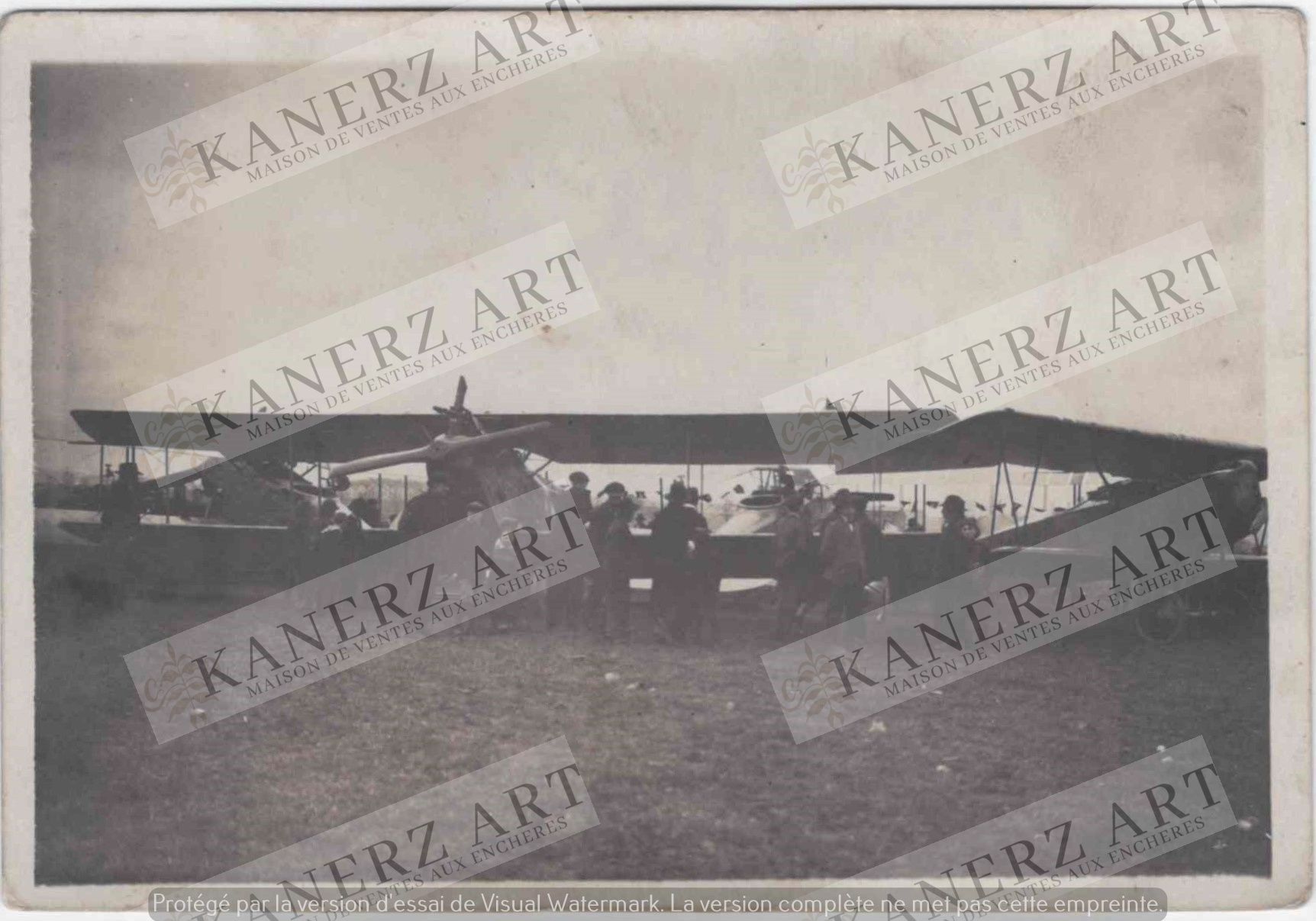 Null (航空)双翼飞机的照片卡，约1920年。