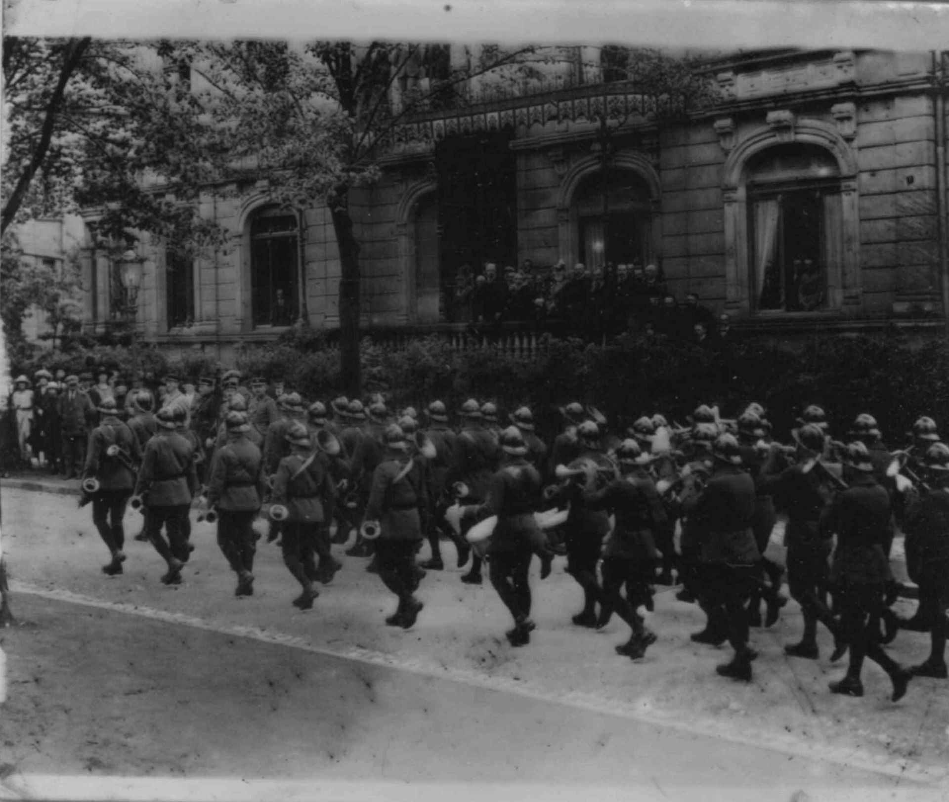 Null (玻璃板)玻璃板上的照片，是当局面前的一个官方军乐队的游行，约1900年，9 x 10厘米