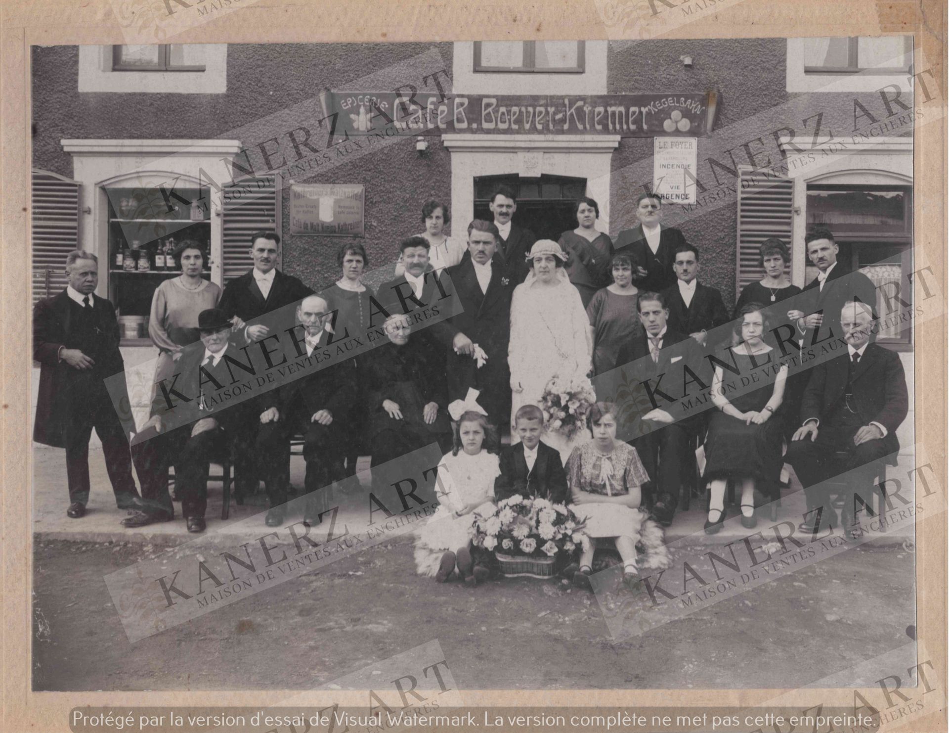 Null (CAFE)在Café-Epicerie-Assurance B前面的婚礼的漂亮照片。BOEVER-KREMER，墙上的广告板，约1910年，17 x&hellip;