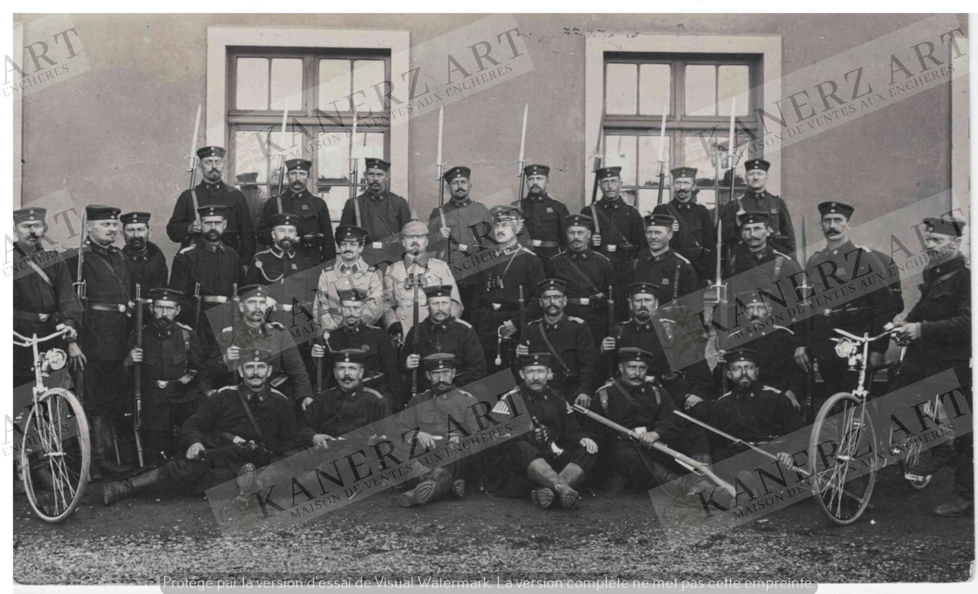 Null (WAR I) Carte photo d'un groupe de soldat luxembourgeois armés à Kleinbetti&hellip;