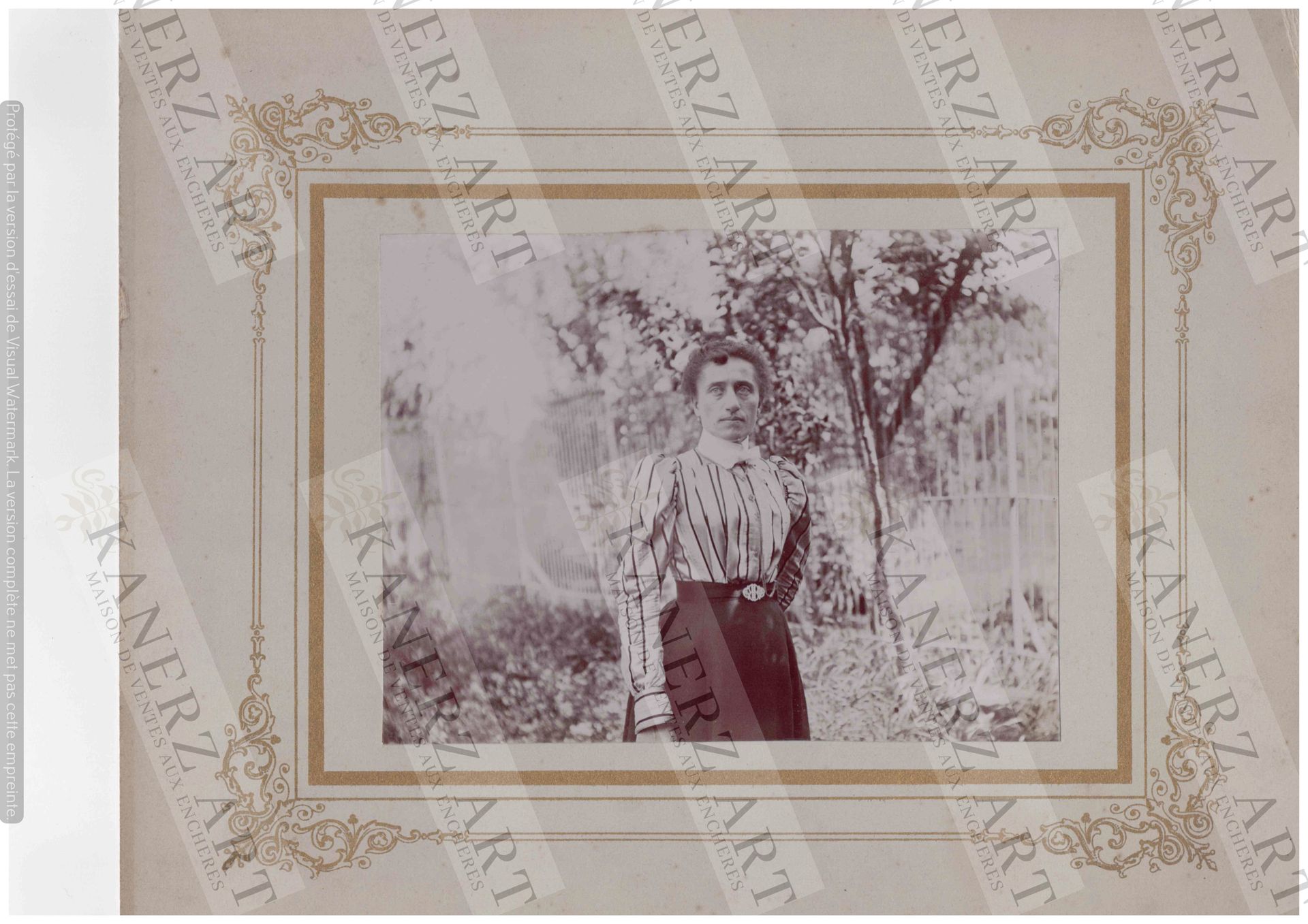 Null 一组2张女性照片，约1900年，未定位和未签名，粘贴在坚固的纸板上（背面提到了 "肖克 "家族的名字），11.5 x 17 cm + 约1920年的一&hellip;