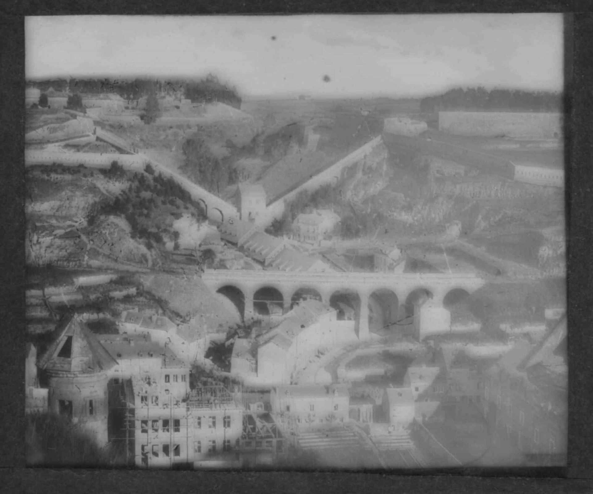 Null (玻璃板）1869年拆除前的防御工事的玻璃板照片，前景是建筑物，9 x 10厘米