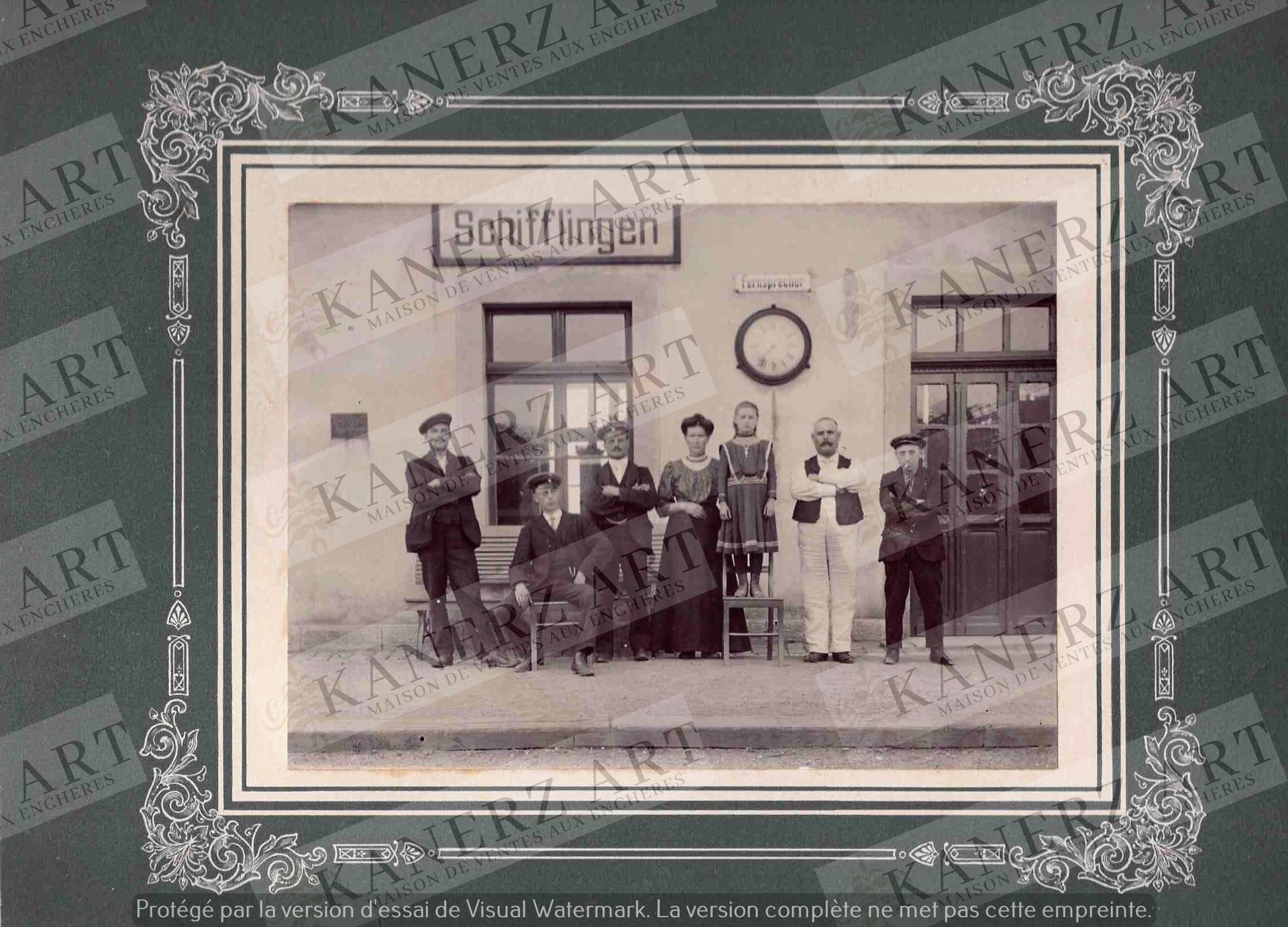 Null (照片)粘贴在坚固纸板上的SCHIFFLANGE站长家庭的照片，没有签名，约1910年，12.5 x 16.5厘米