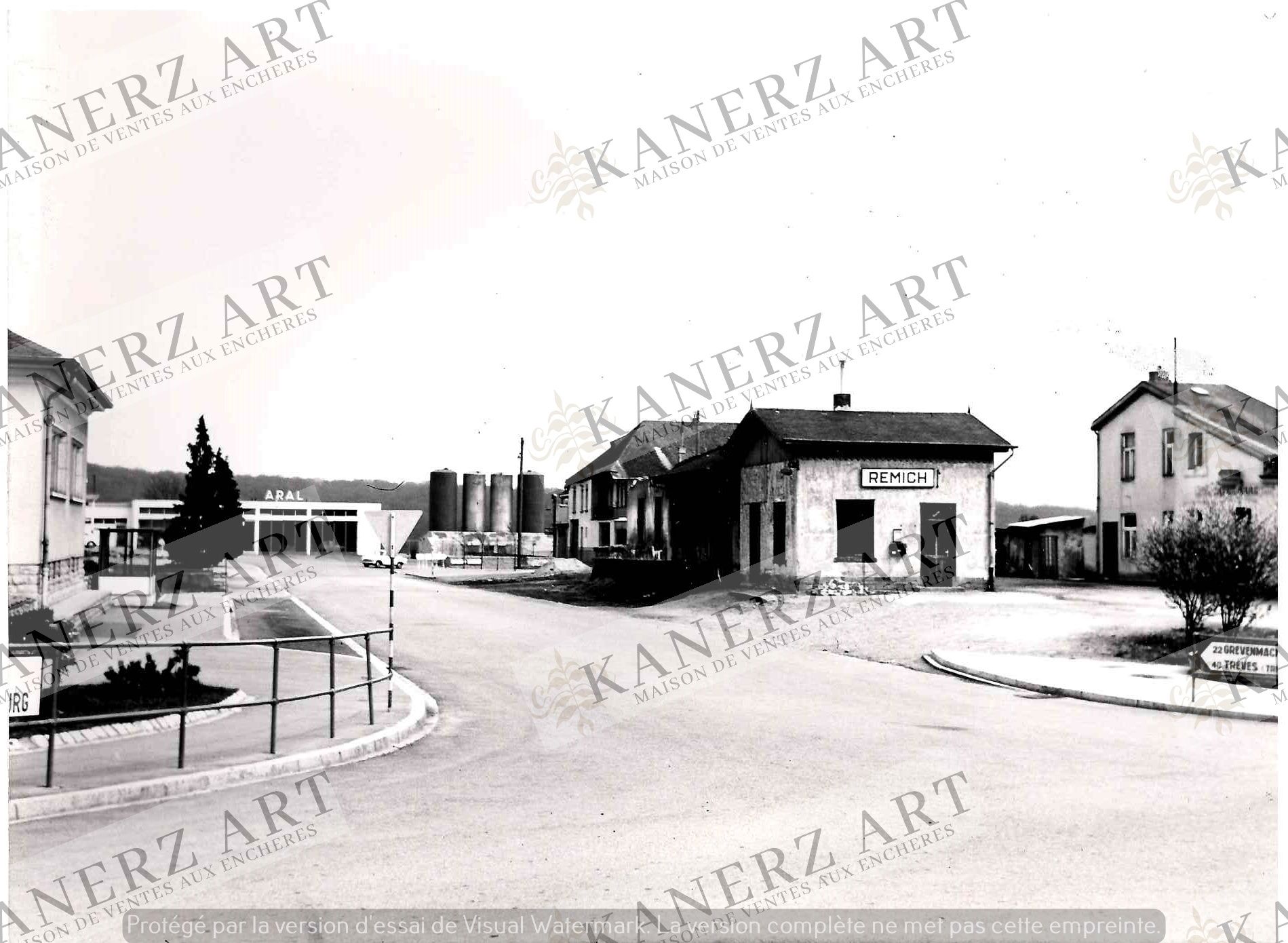 Null (PHOTO/F. MERSCH) Set von 8 Fotos des Dorfes REMICH, darunter Station ARAL,&hellip;