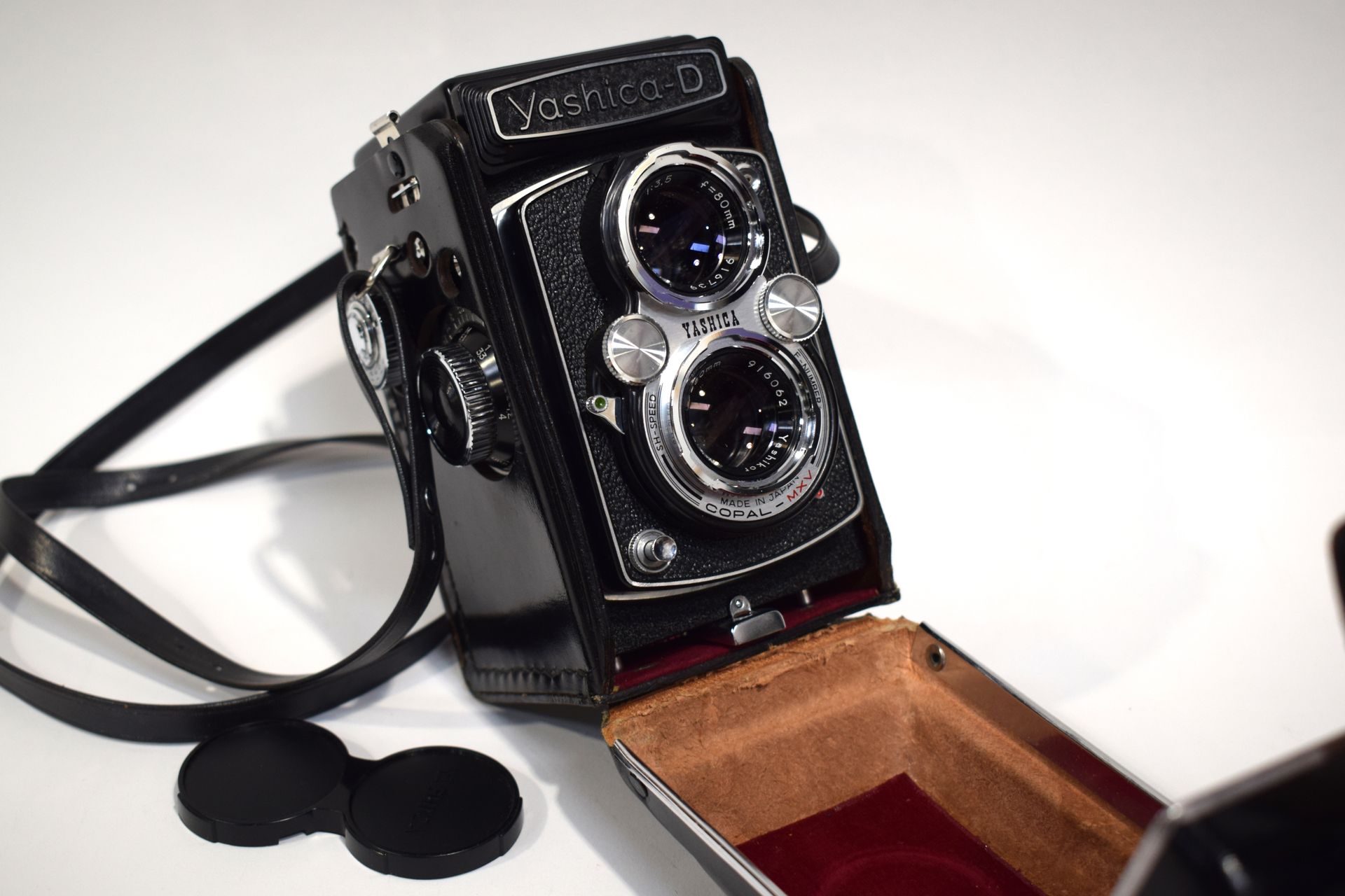 Null YASHICA-D 120 TLR胶片单反相机，中画幅，黑色皮套，f/2.8镜头，1960年代，状况良好，高度：15厘米

|

YASHICA-D &hellip;
