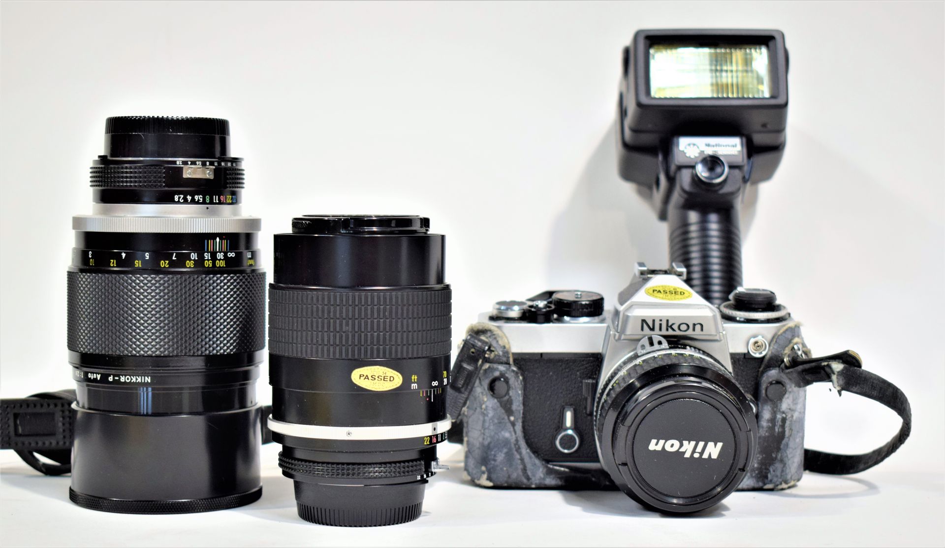 Null (尼康)尼康FE相机，70年代末，镜头安装在10-30毫米(箱子状况不佳)，附带尼康尼克尔135毫米1:28镜头(带箱子)和尼康尼克尔-P 180毫米&hellip;