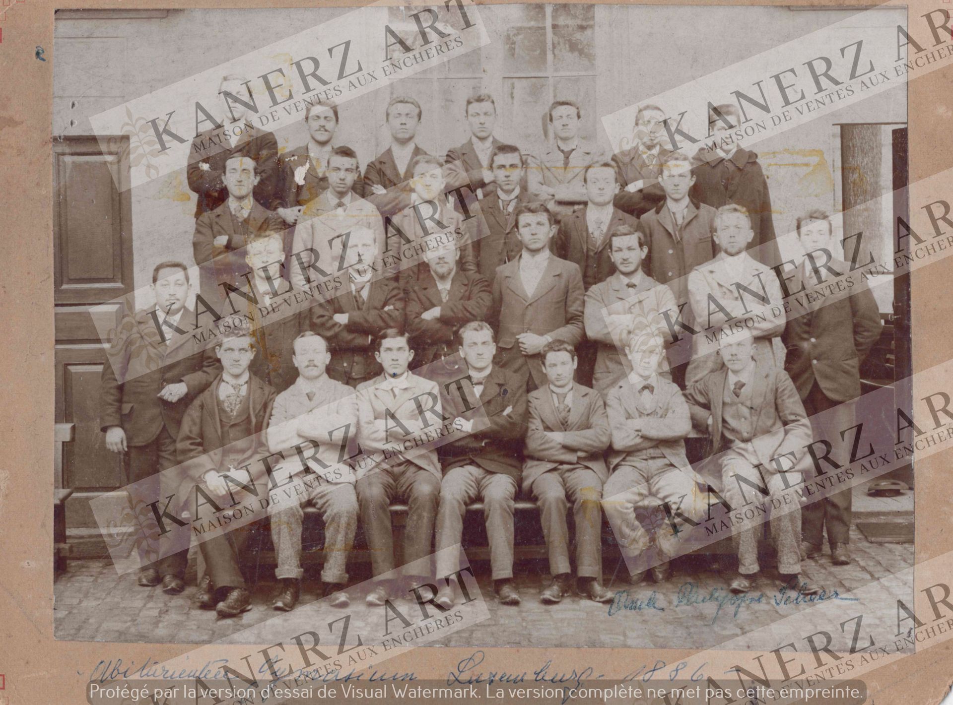 (CLASSE) Photographie grand format collée sur carton fort d'une classe de 1886 d&hellip;