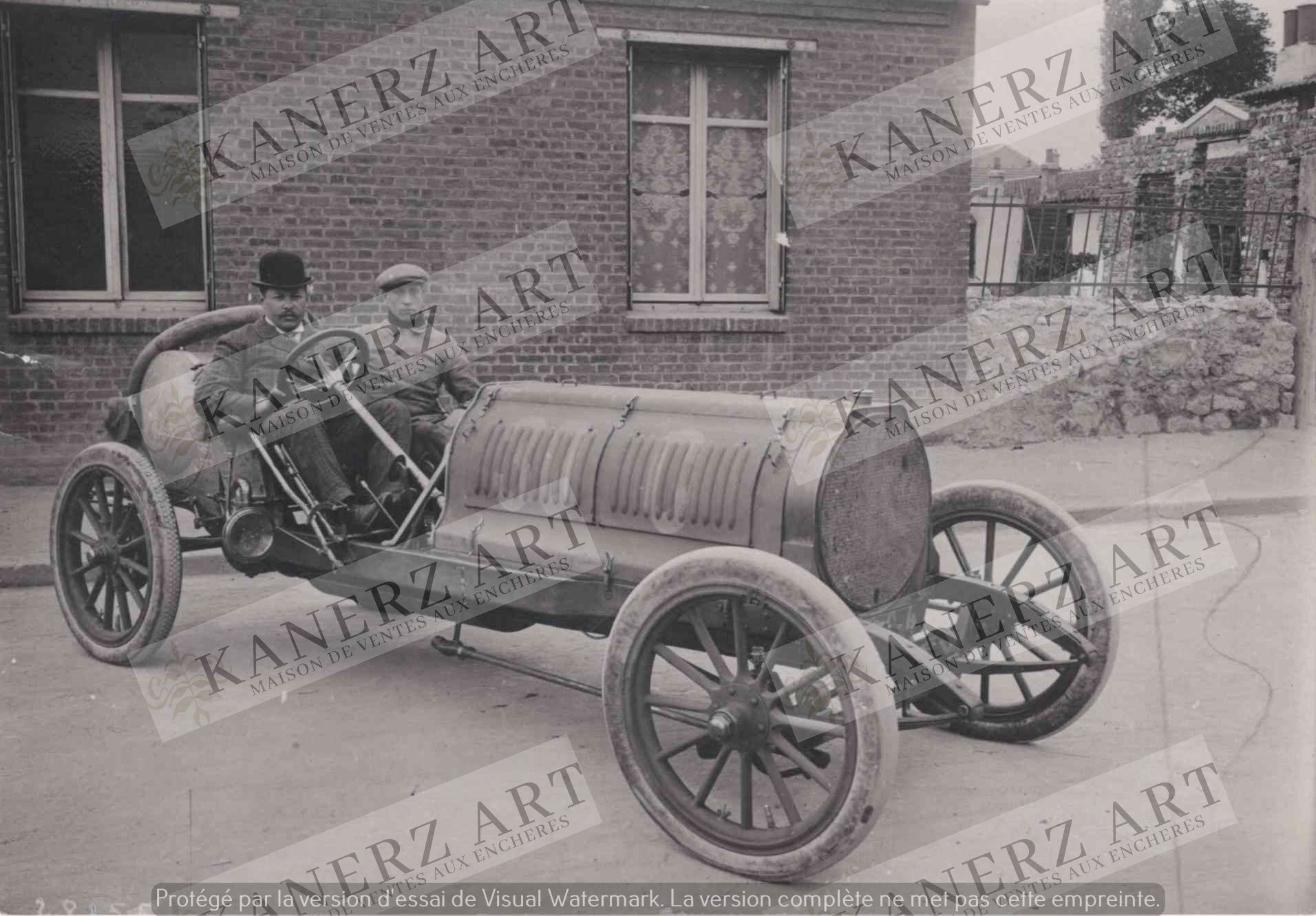 Null (AUTOMOBIL) Großes Foto von zwei Männern in einem Bugatti, ca. 1910