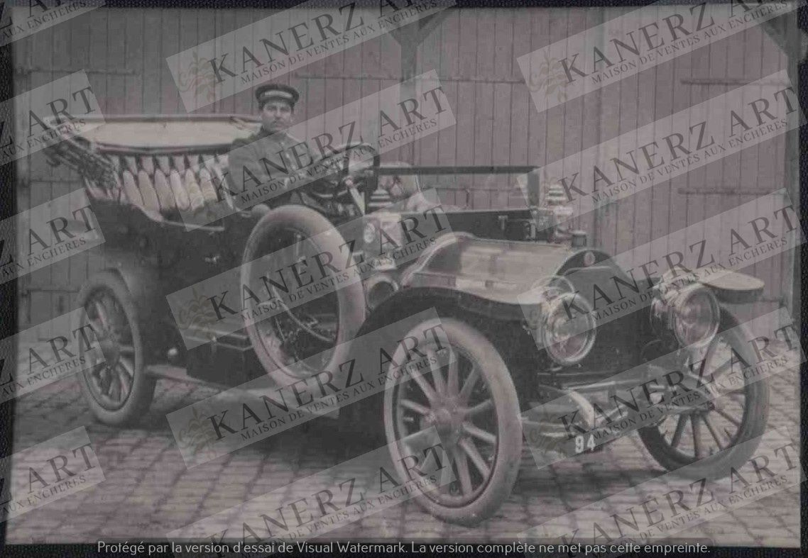 (AUTOMOBILE) Photographie sous verre d'une voiture avec chauffeur, vers 1910, im&hellip;