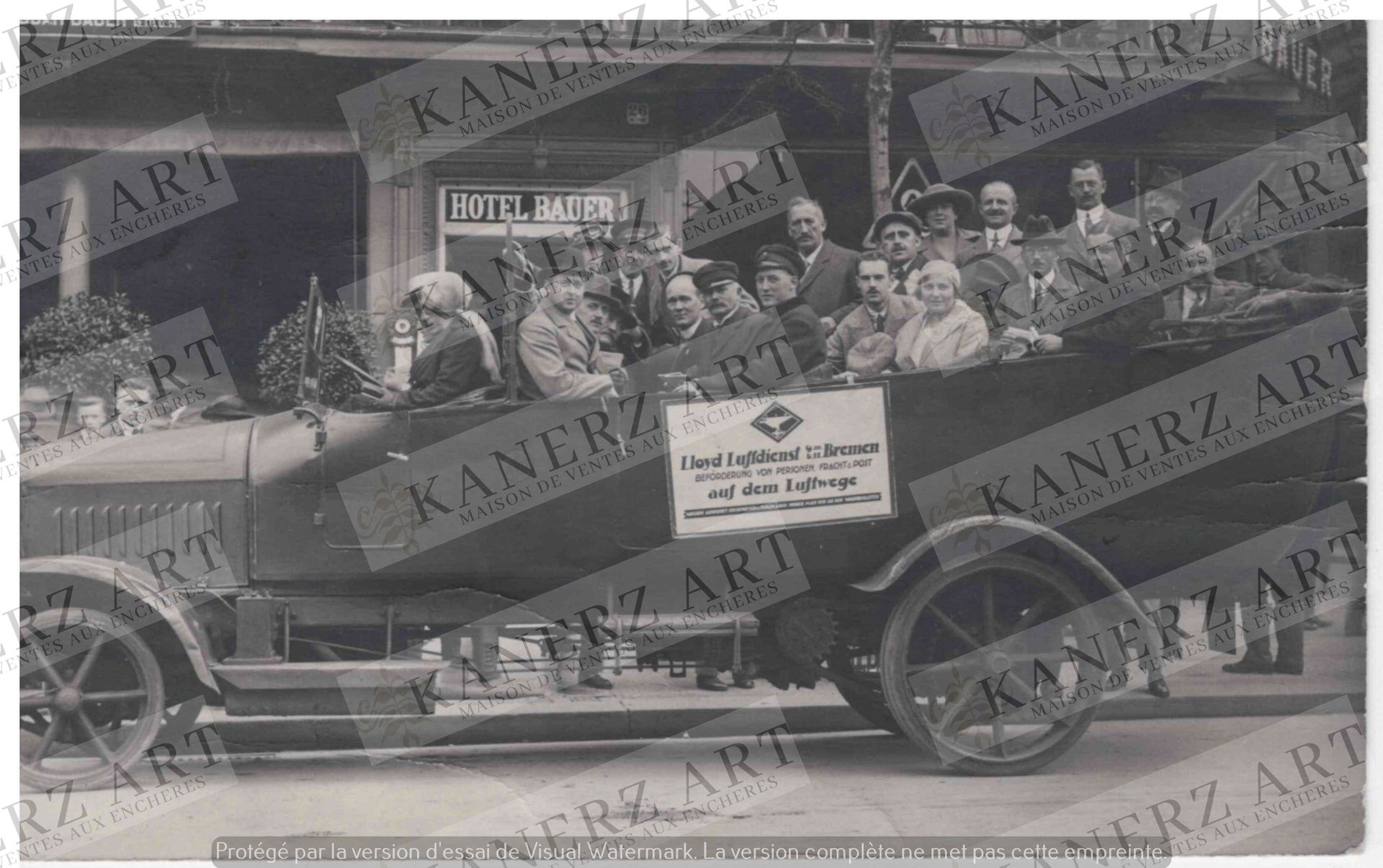 Null (AUTOMOBILE)在Bauer酒店前的照片卡，客运的汽车，约1922年。