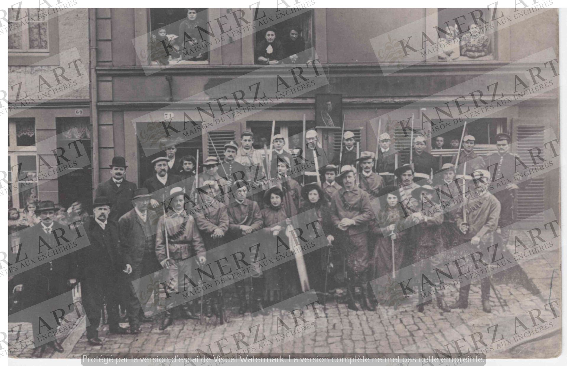 Null (杂项）狂欢节的照片卡，人们在木匠车间前乔装打扮，约1910年。