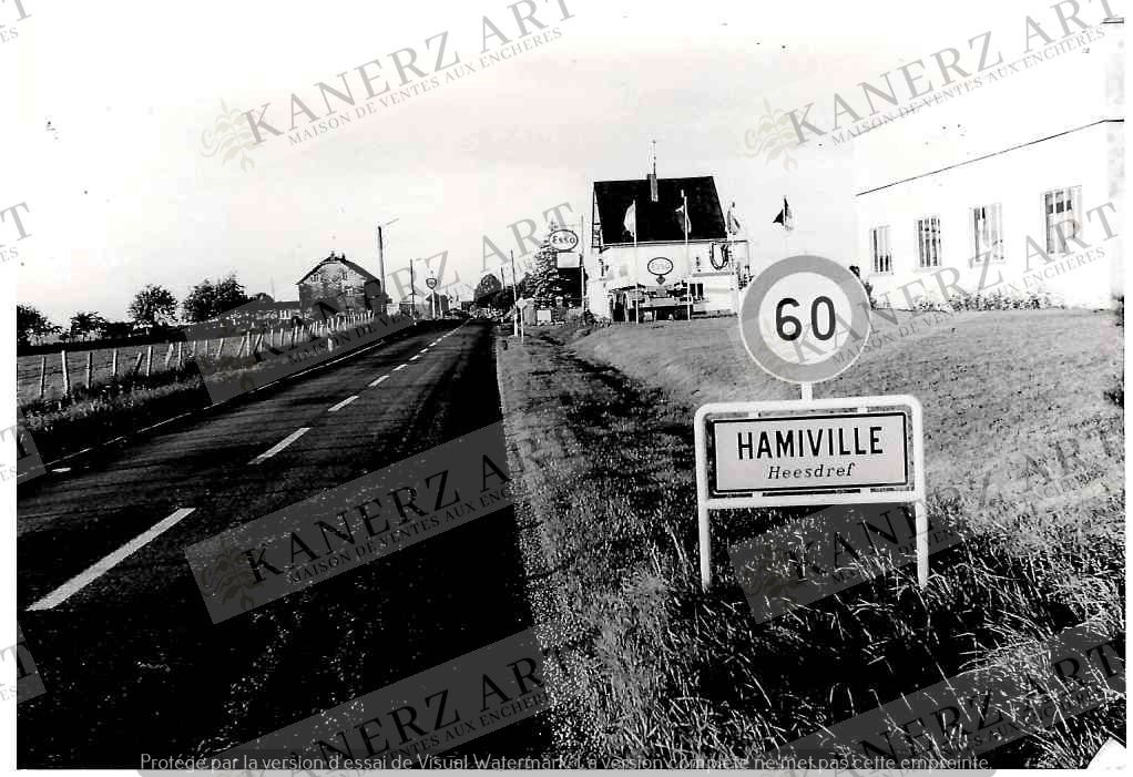 Null (FOTO/F. MERSCH) Una foto del villaggio di HAMIVILLE, con STATION-SERVICE (&hellip;