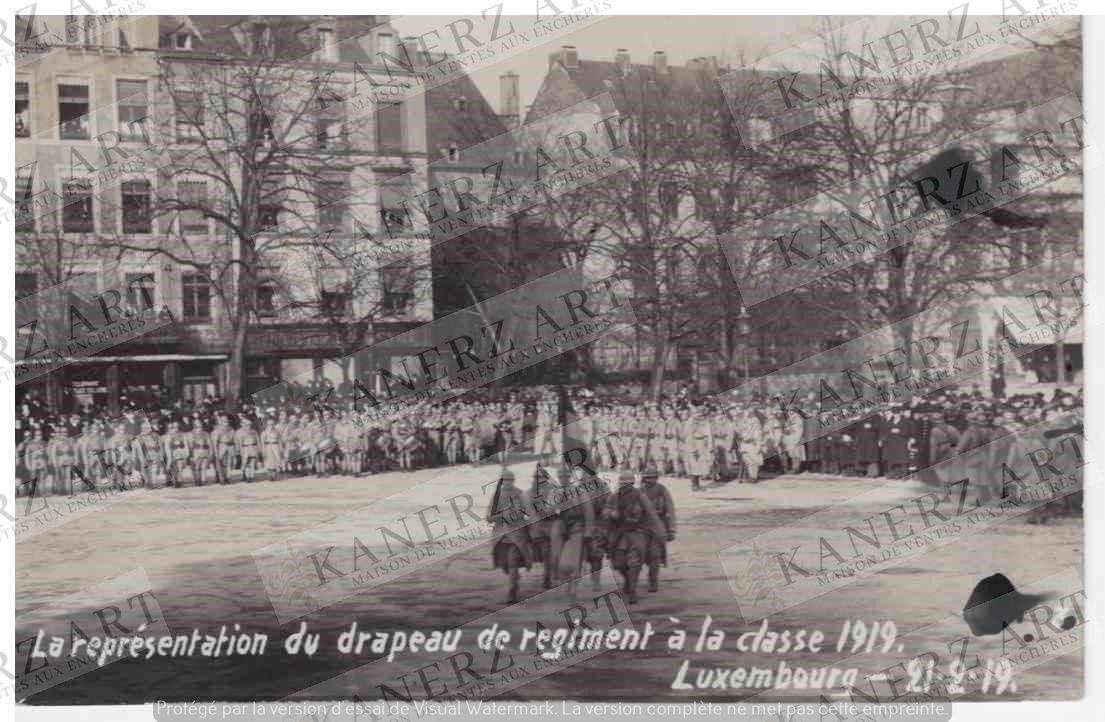 (WAR I) Carte photo de la représentation du drapeau de regiment à la classe 1919&hellip;